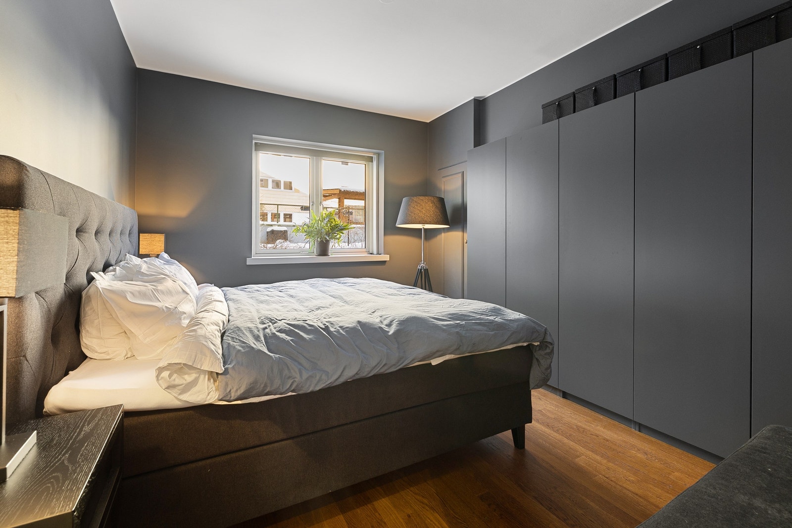 Soverommet vender mot en rolig bakgård, skjermet for trafikk og støy. Foto: Trond Walsø / Walso Work Galleribilde