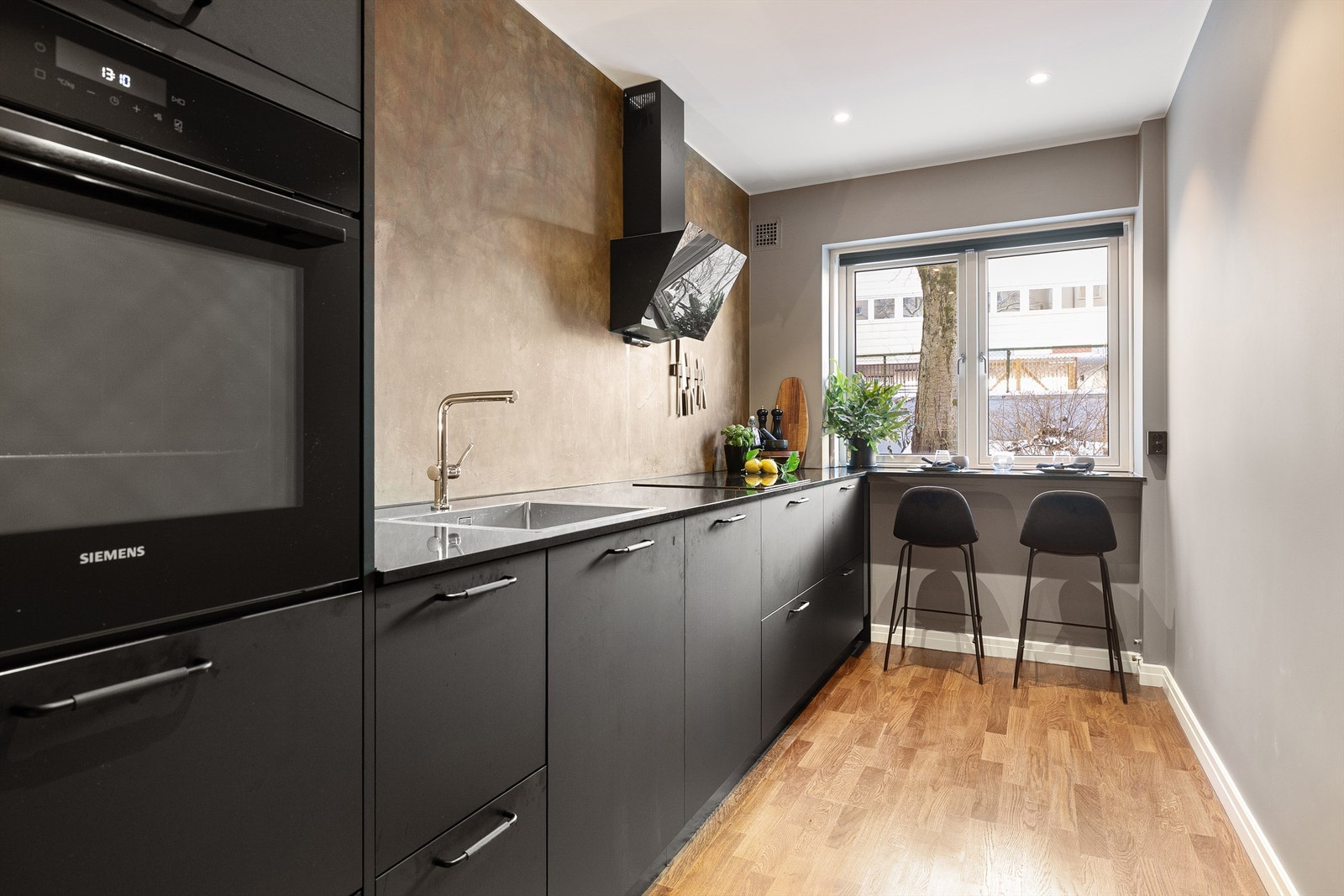 Leiligheten er vesentlig oppgradert i 2024, og har et nytt, moderne kjøkken fra Kvik. Foto: Trond Walsø / Walso Work Galleribilde