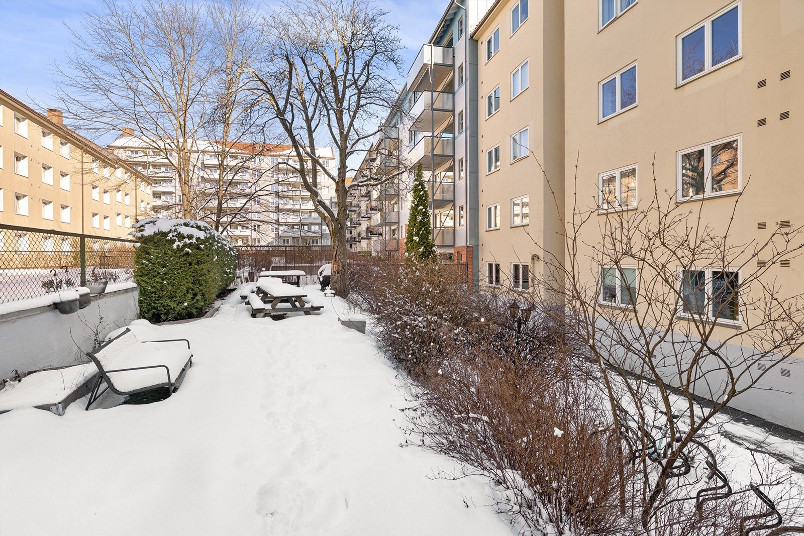 Aksjelagets felles bakgård er pent opparbeidet med sittegrupper og grøntarealer. Galleribilde