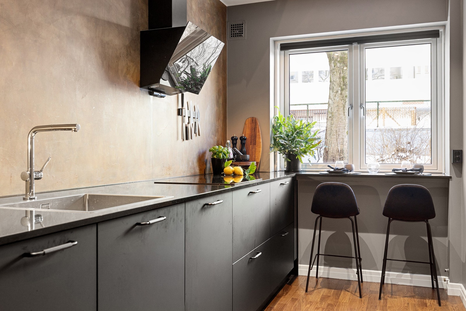 Kjøkkenet har en solid benkeplate i svart granitt. Galleribilde