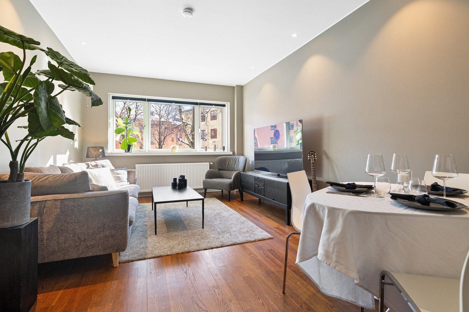 Velkommen til Amtmann Meinichs gate 20C! Romslig stue med plass til sofagruppe og spisebord. Fyring inkludert i husleien. Foto: Trond Walsø / Walso Work Galleribilde