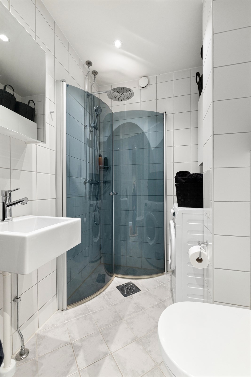 Rommet har et nytt vegghengt toalett fra Geberit (2024) og dusjnisje med glassdører. Galleribilde