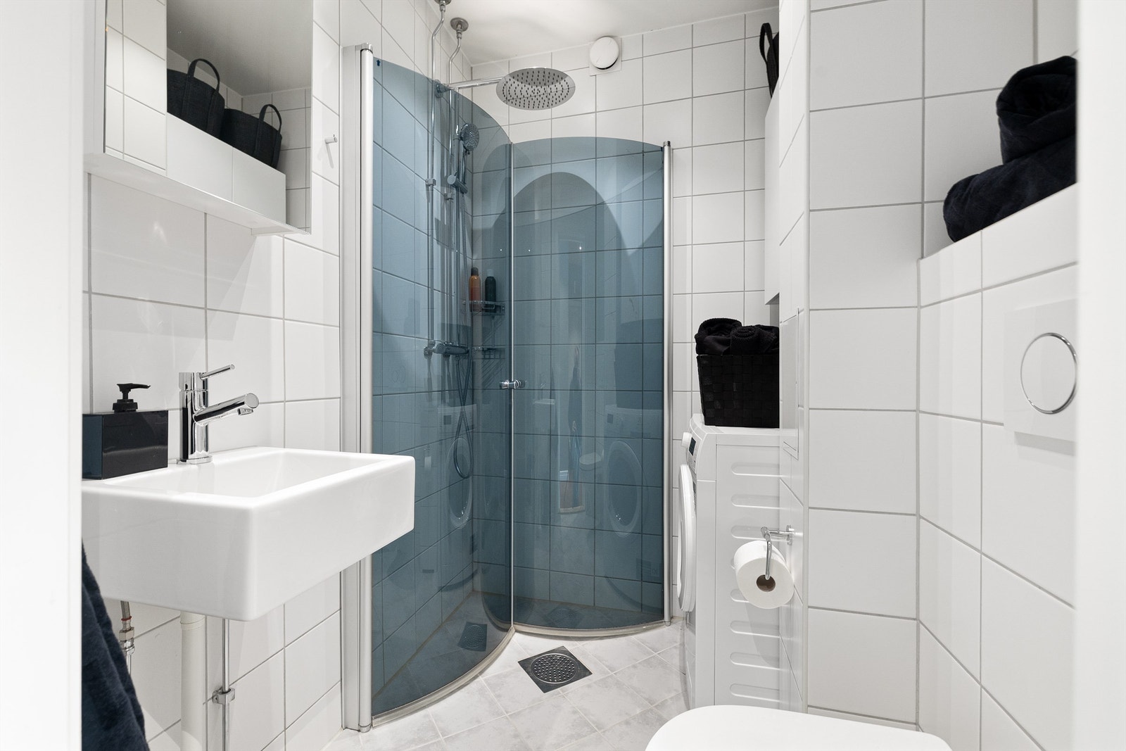 Badet har flislagt gulv med varmekabler for ekstra komfort, og opplegg for vaskemaskin. Varmtvann er inkludert i husleien. Galleribilde