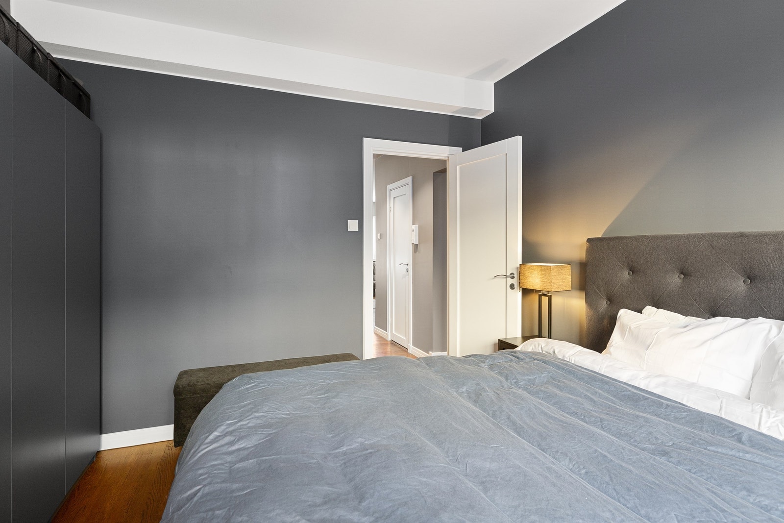 Også her er overflater på gulv, vegger og himling oppgradert i 2024. Galleribilde