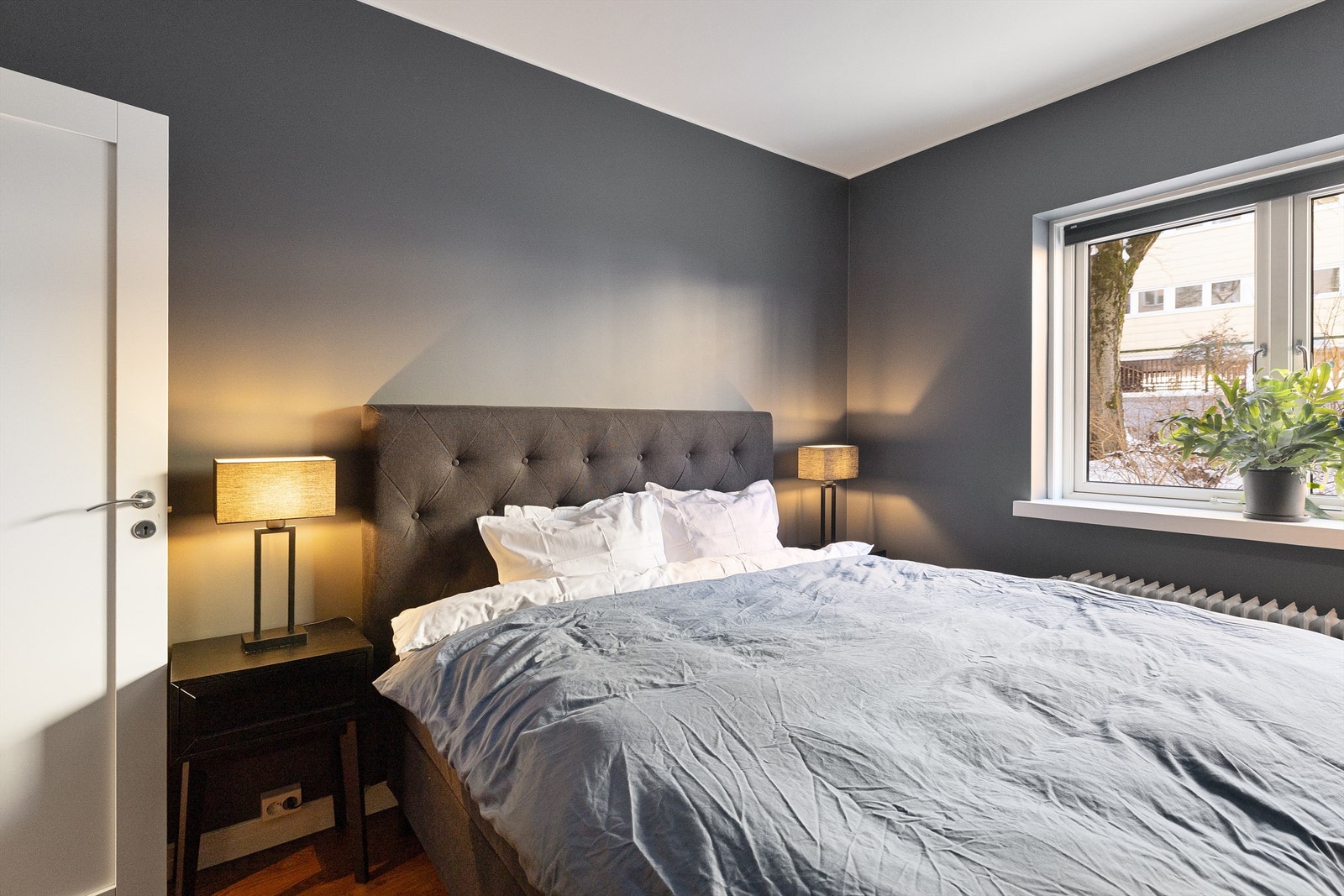 Rommet har god plass til dobbeltseng og nattbord. Galleribilde