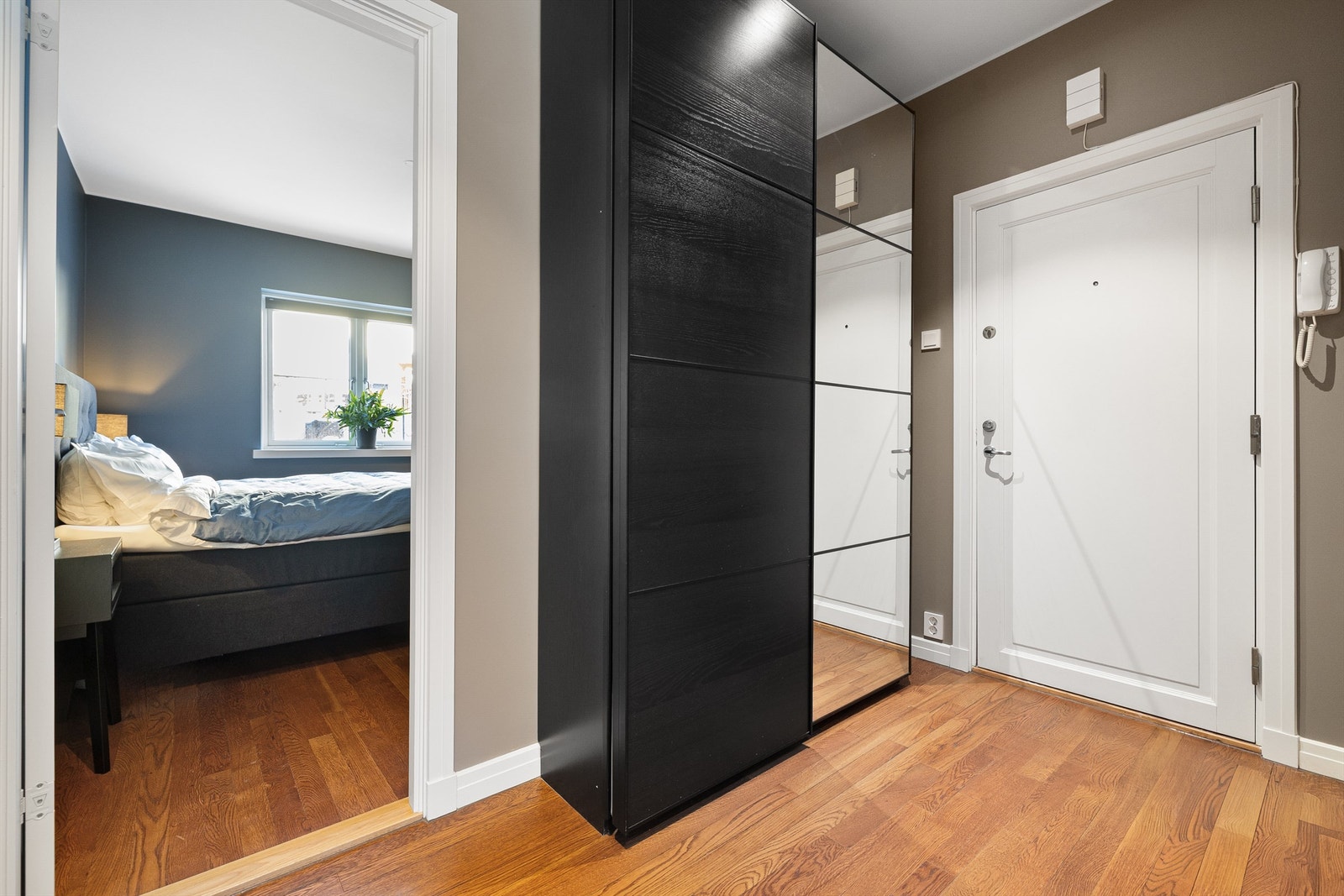 Leiligheten er gjennomgående, med soverommet vendt mot en stille og rolig bakgård. Galleribilde