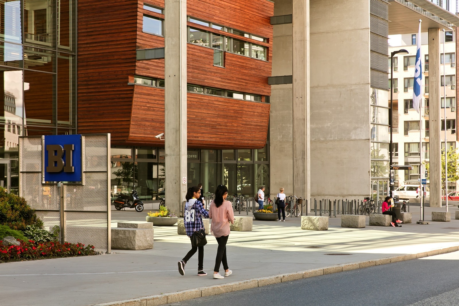 Handelshøyskolen BI ligger i gangavstand, noe som gjør området attraktivt. Galleribilde