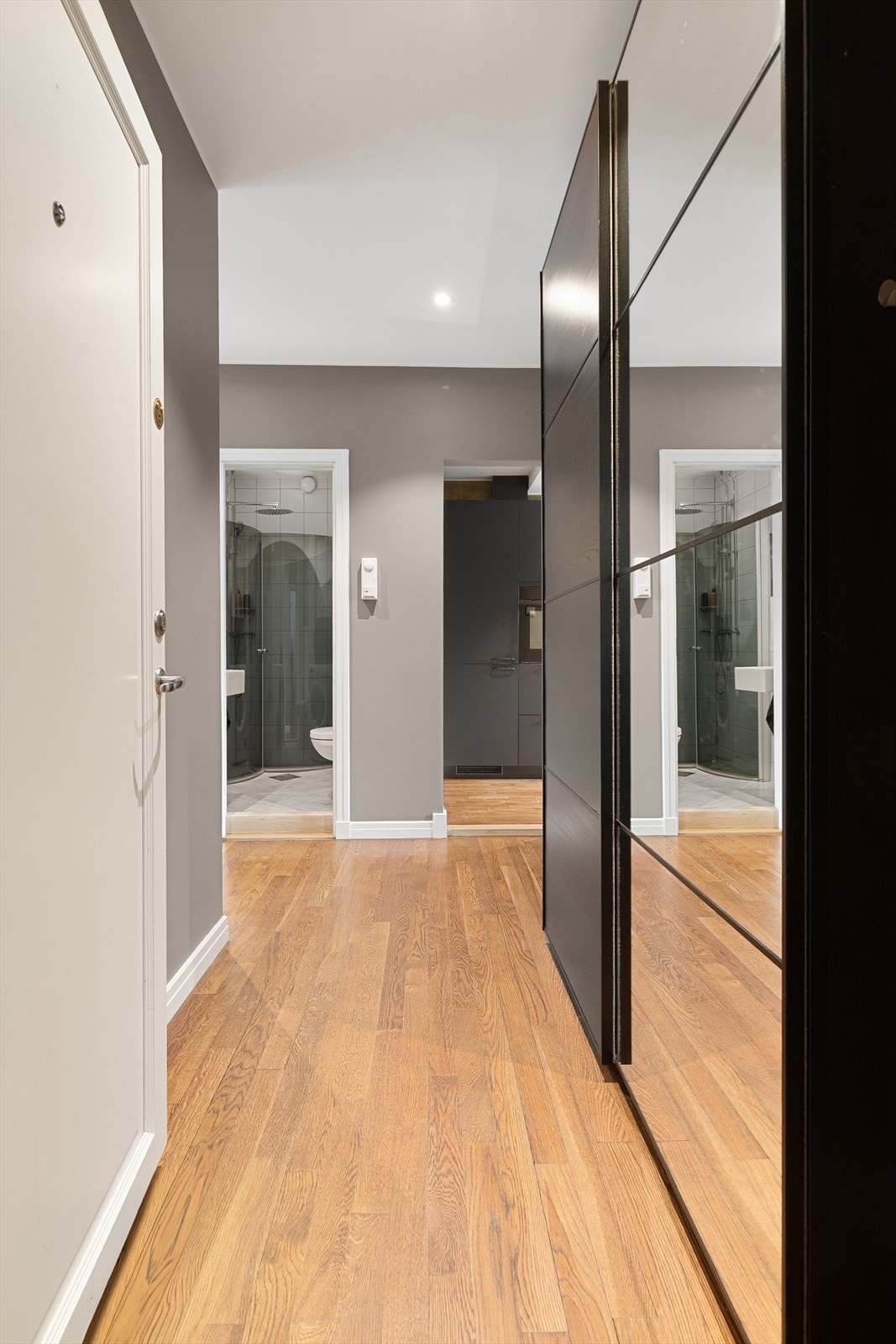 Fra entreen er det enkel tilgang til alle rom. Originale tregulv er slipt og mørkbeiset i 2024. Galleribilde