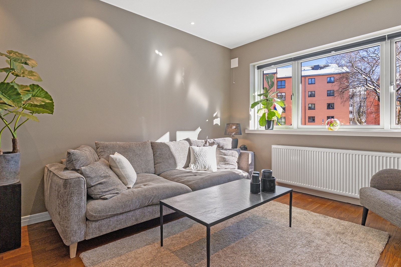 Store vindusflater gir rikelig med lys, og alt elektrisk anlegg i leiligheten er nytt fra 2024. Galleribilde