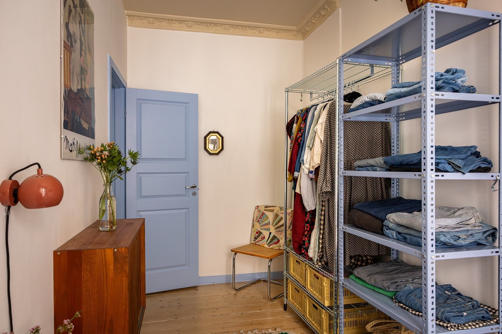 Døren er malt i samme flotte blåtone. Galleribilde