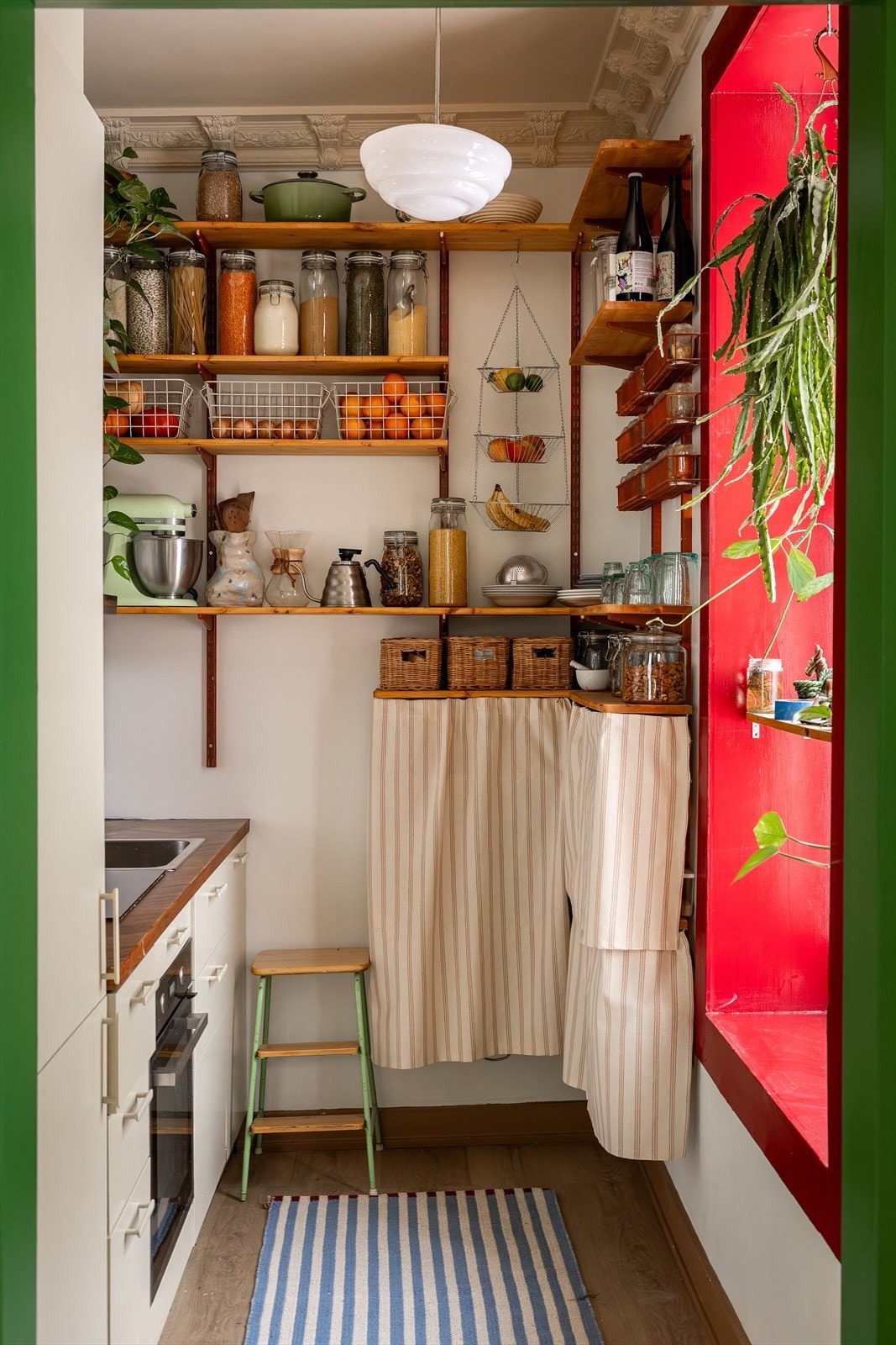 Leiligheten har eget separat kjøkken. Galleribilde