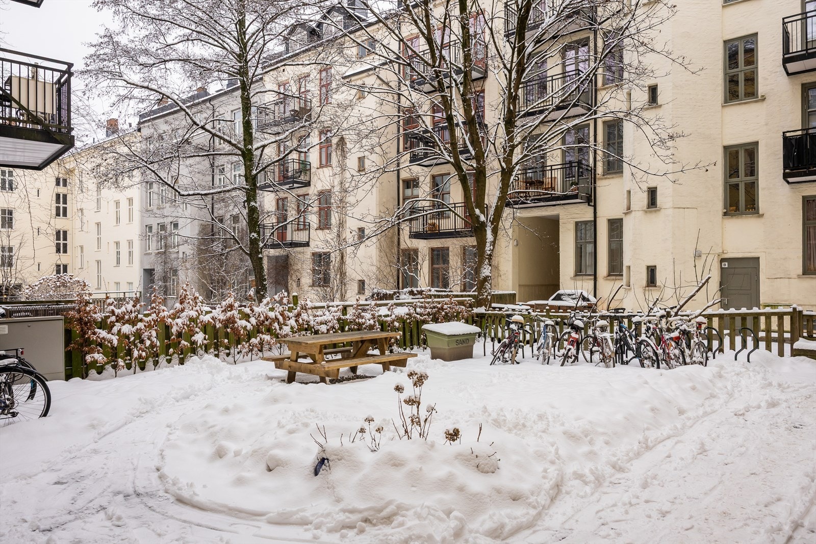 Borettslaget har en hyggelig bakgård. Om sommeren er denne frodig og flott. Galleribilde