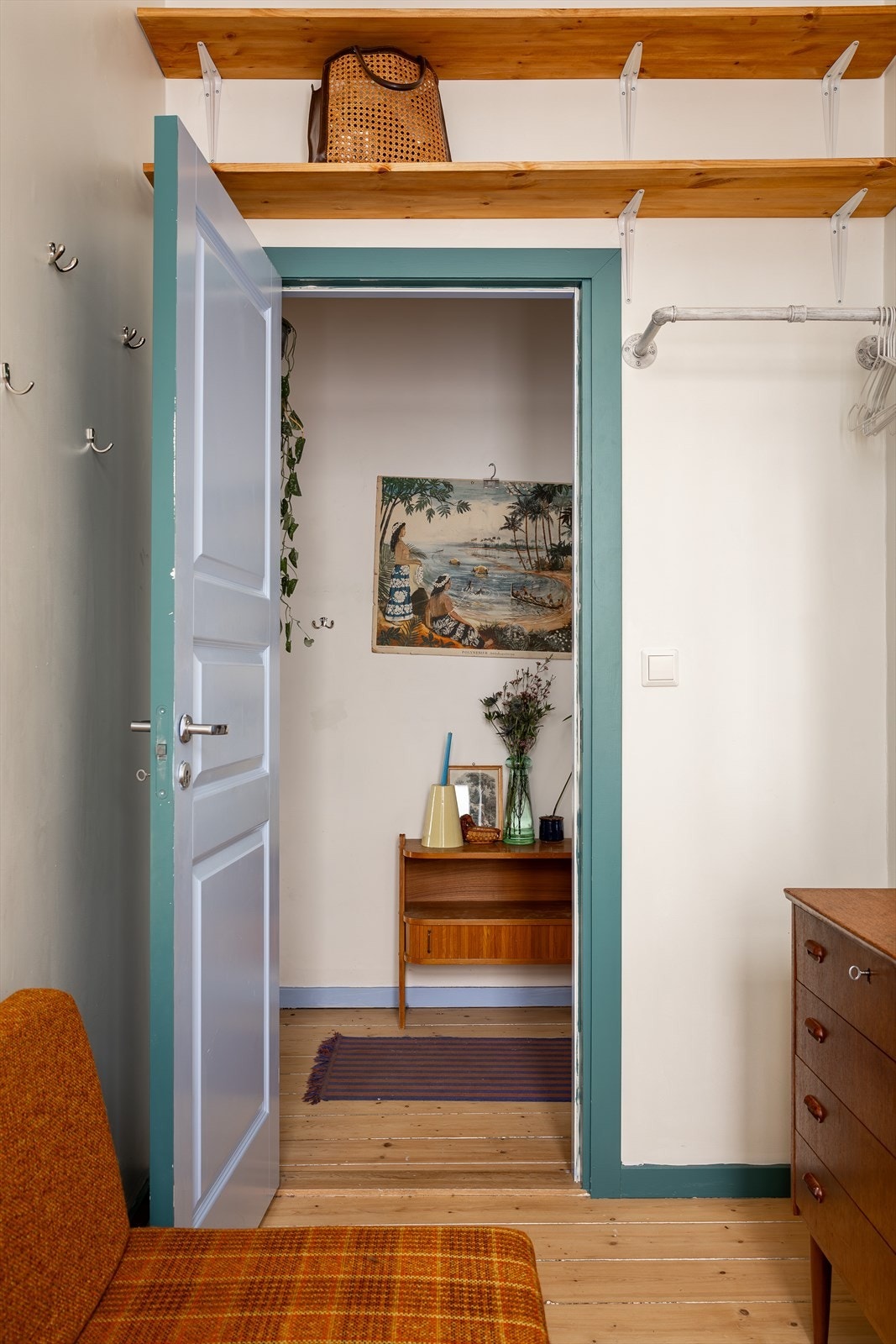 Hyller over døren utnytter takhøyden. Galleribilde