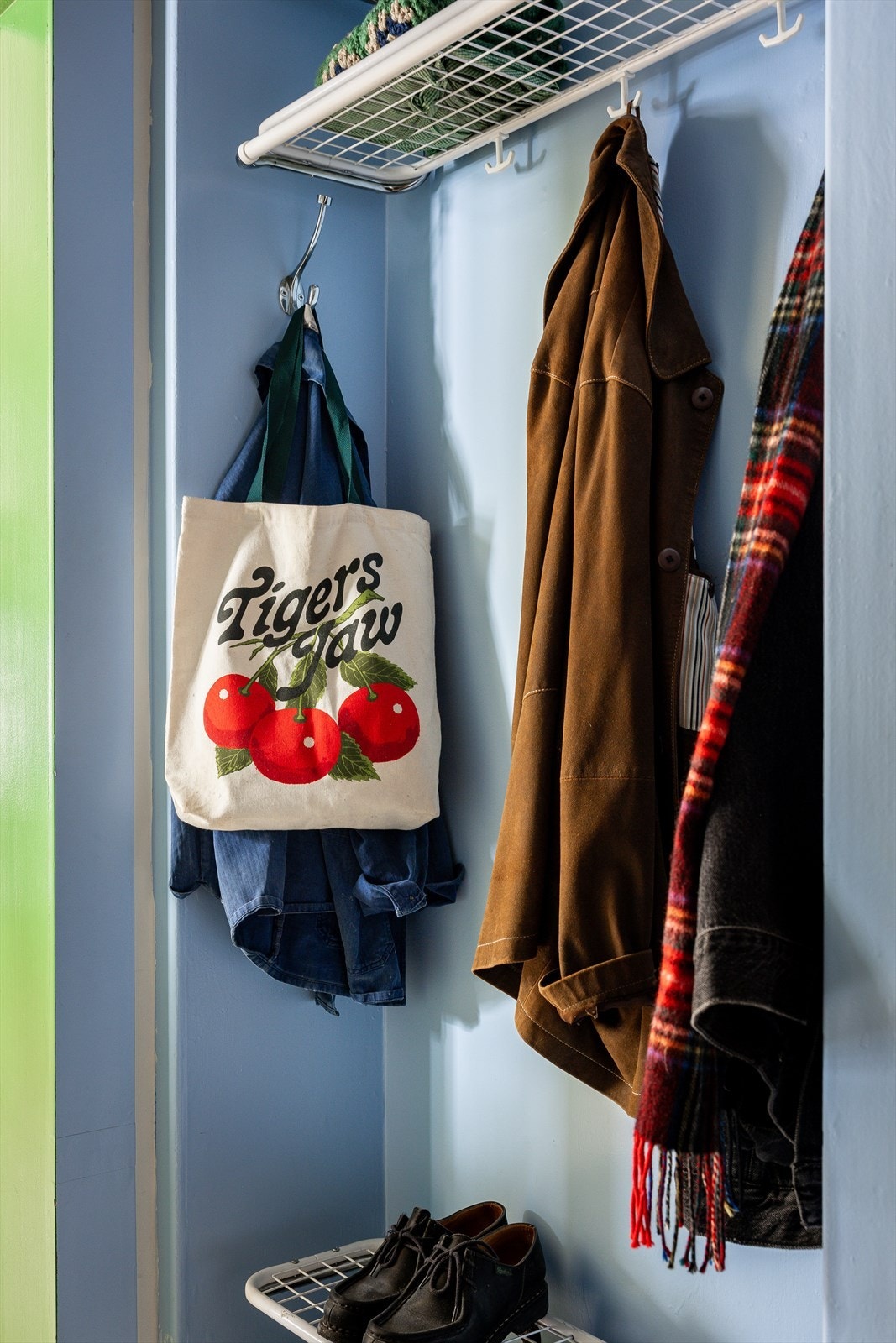 Her har du god plass til å sette fra deg sko og henge av deg yttertøyet. Galleribilde