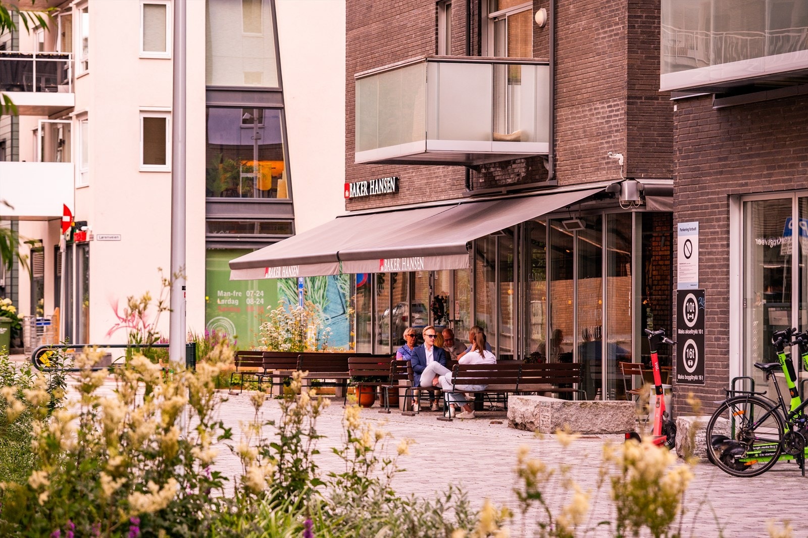 I umiddelbar nærhet finner man også Baker Hansen, samt søndagsåpen Joker. Galleribilde