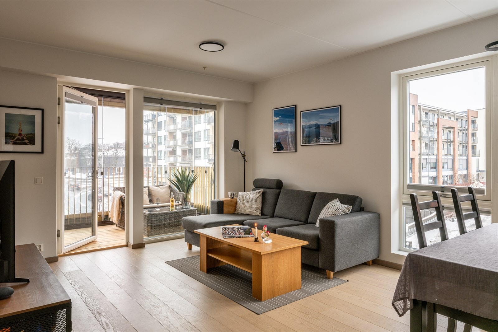 Stuen har gode møbleringsmuligheter med plass til romslig sofaseksjon med tilhørende møblement. Galleribilde