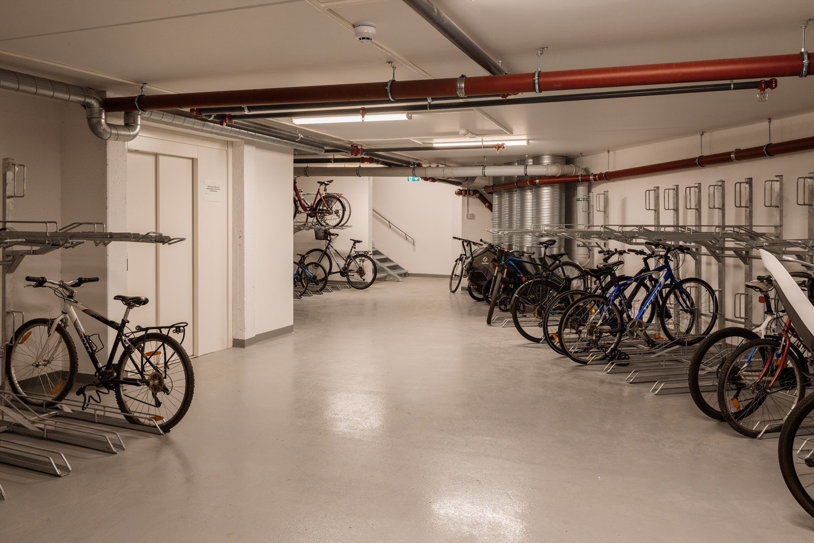 Felles sykkelparkering i felles garasjeanlegg. Galleribilde