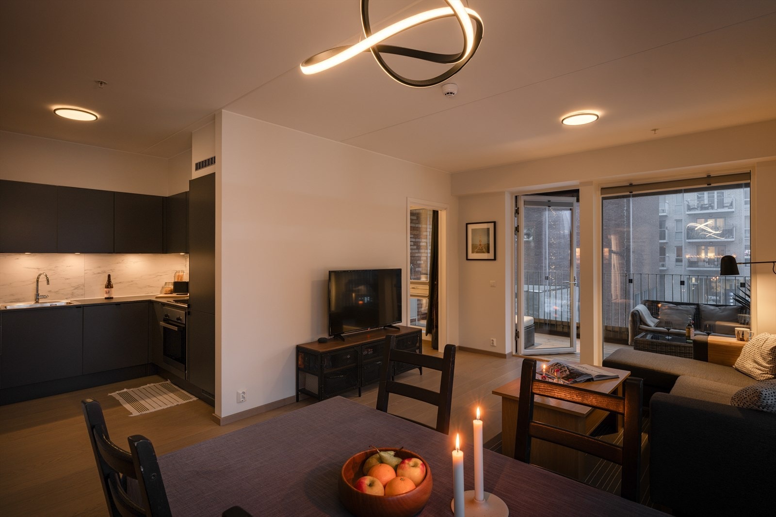 Kjøkkenet ligger i delvis åpen løsning mot stuen. Galleribilde