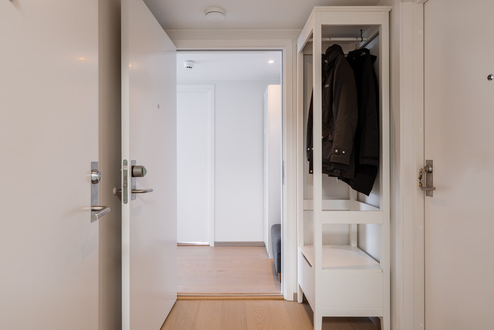 Felles inngang for leiligheten og hybelen. Galleribilde