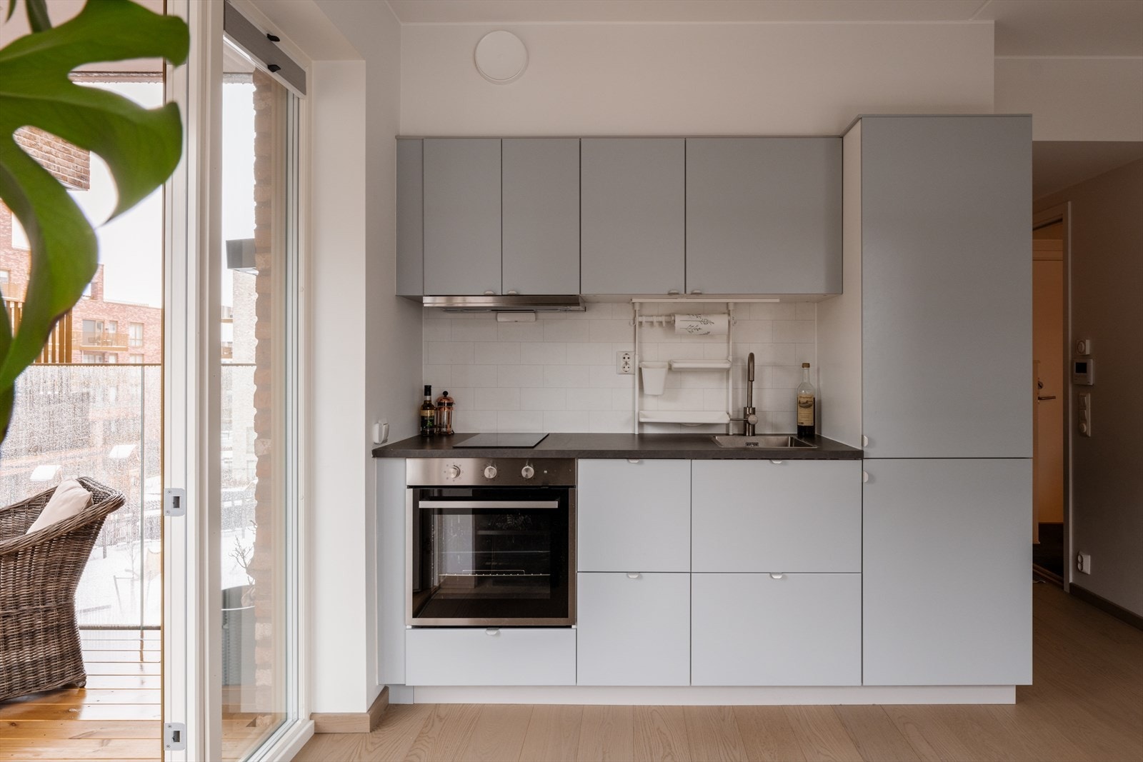 Pent, moderne kjøkken montert i 2024 med integrerte hvitevarer Galleribilde