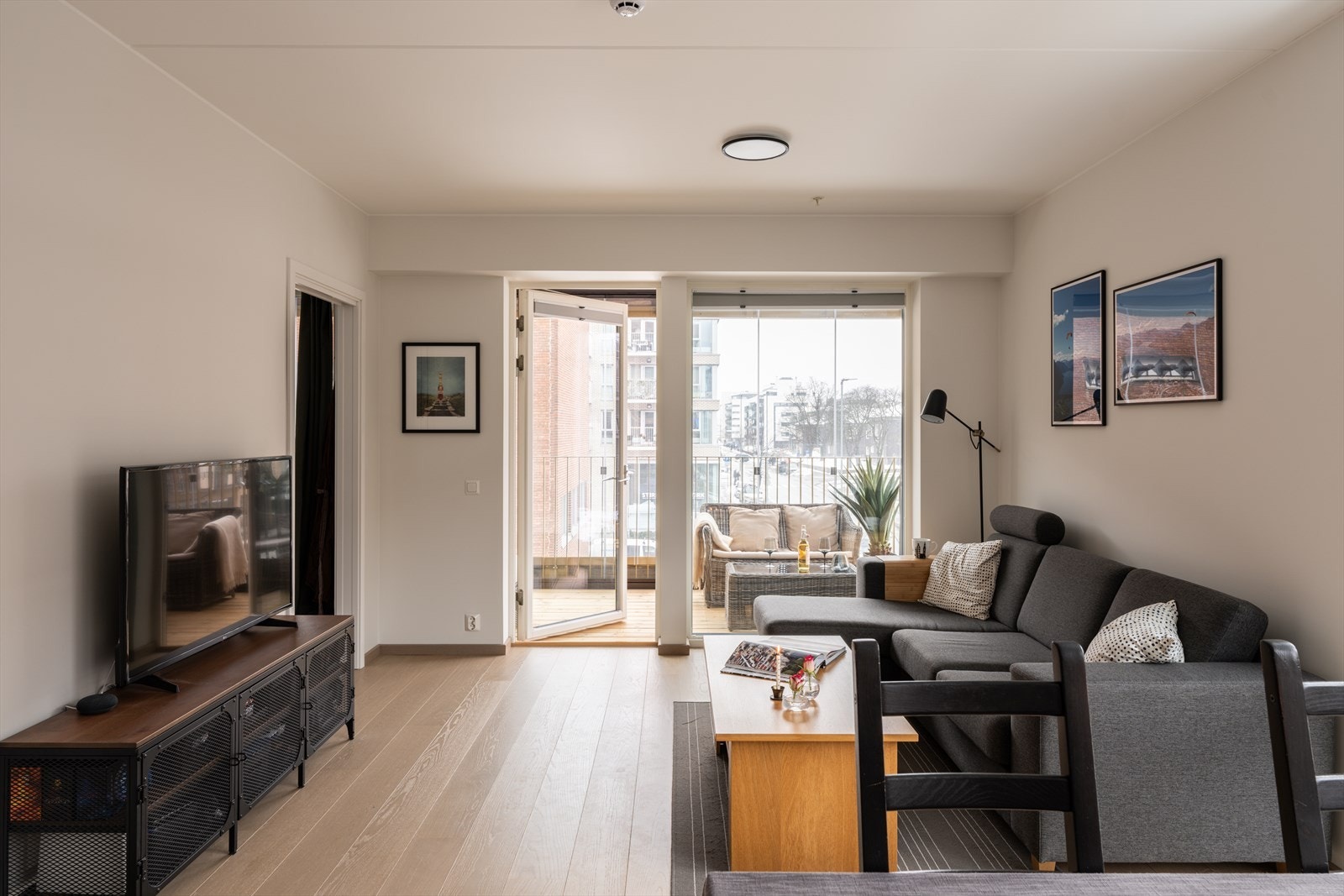 Leiligheten holder en høy standard fra 2024 med stilrene overflater, moderne fargevalg, store vindusflater i flere himmelretninger og generøs takhøyde. Galleribilde