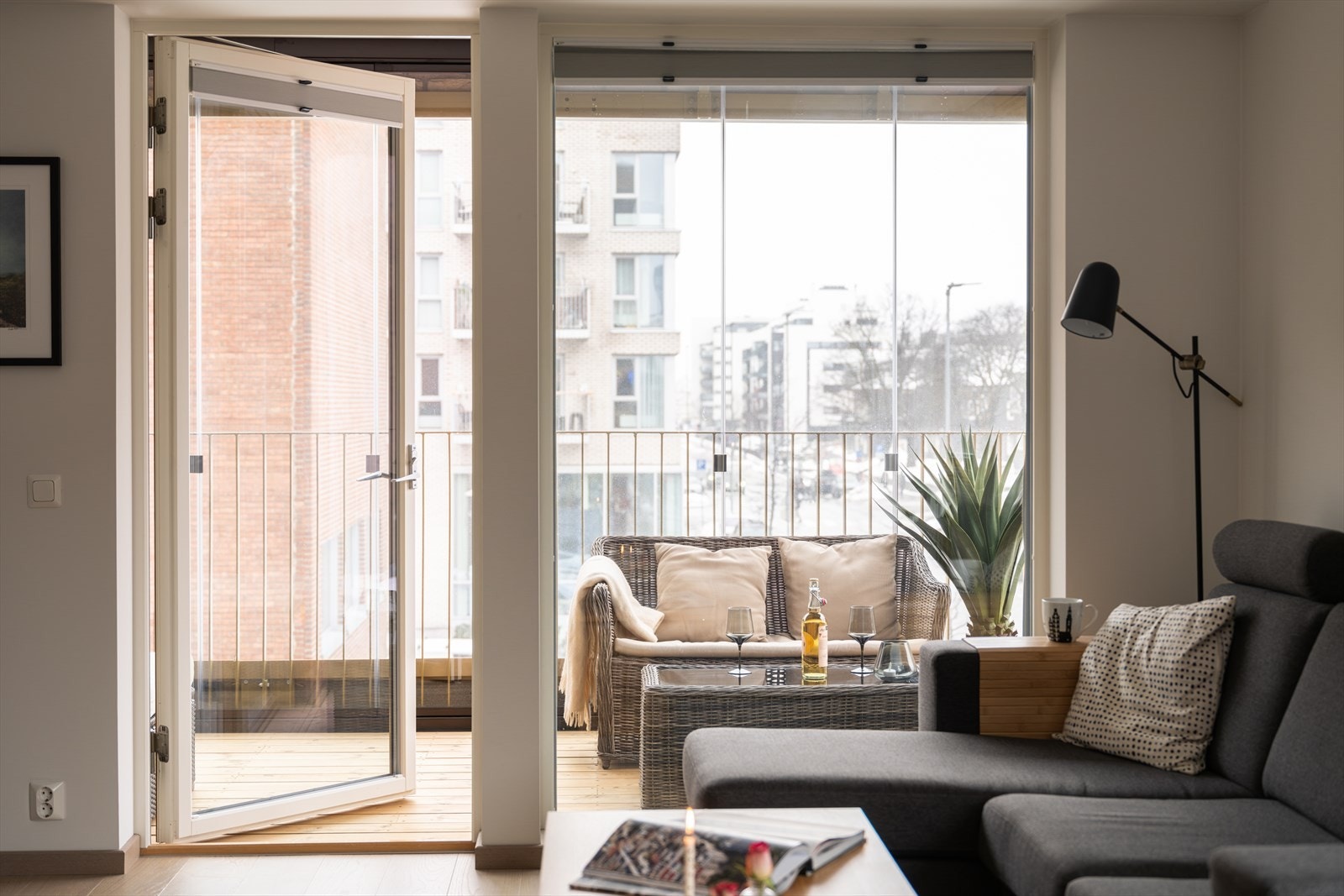 Fra stuen er det direkte utgang til en innglasset balkong på ca. 10,5 kvm. Galleribilde