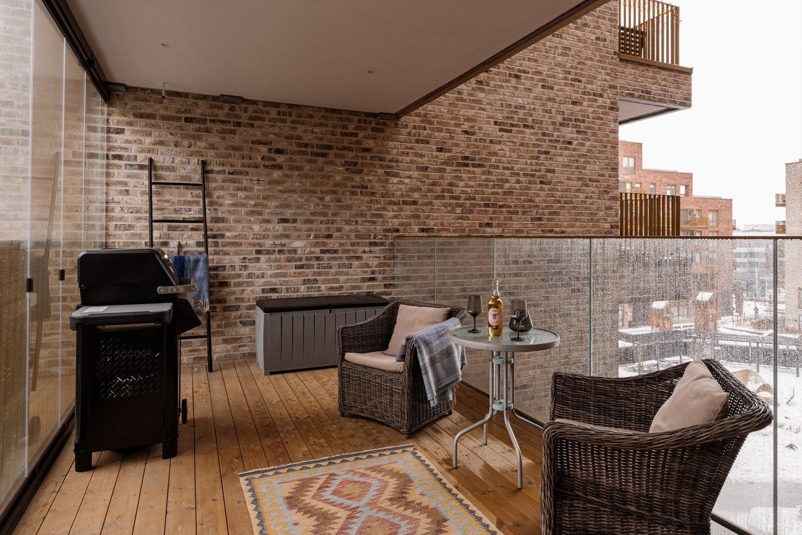 Balkongen er på hele 14 kvm, og fungerer som en flott forlengelse av oppholdsrommet. Galleribilde