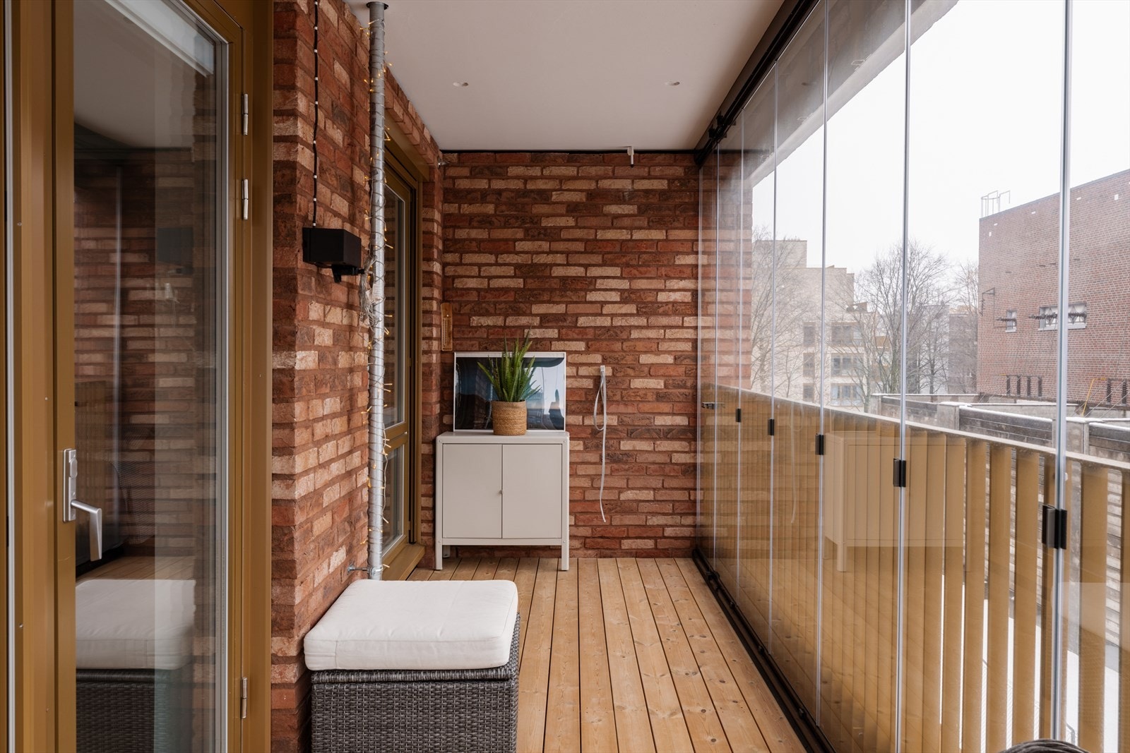 Balkongen vender mot nordvest og har utvendig solskjerming som styres via app eller fjernkontroll. Galleribilde