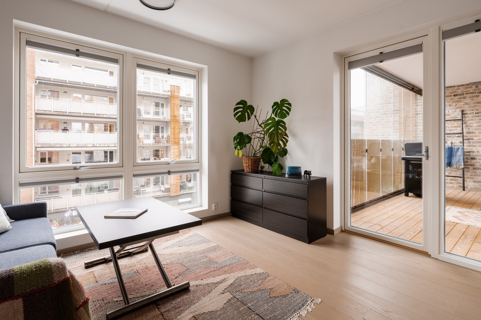 Romslig hybel med store vindusflater og utgang til balkong som gir flotte lysforhold. Galleribilde