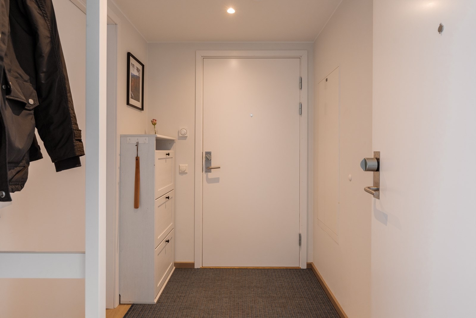 Entré med plass til oppheng av klær og plassering av sko. Videre adkomst inn til hybel-delen. Galleribilde