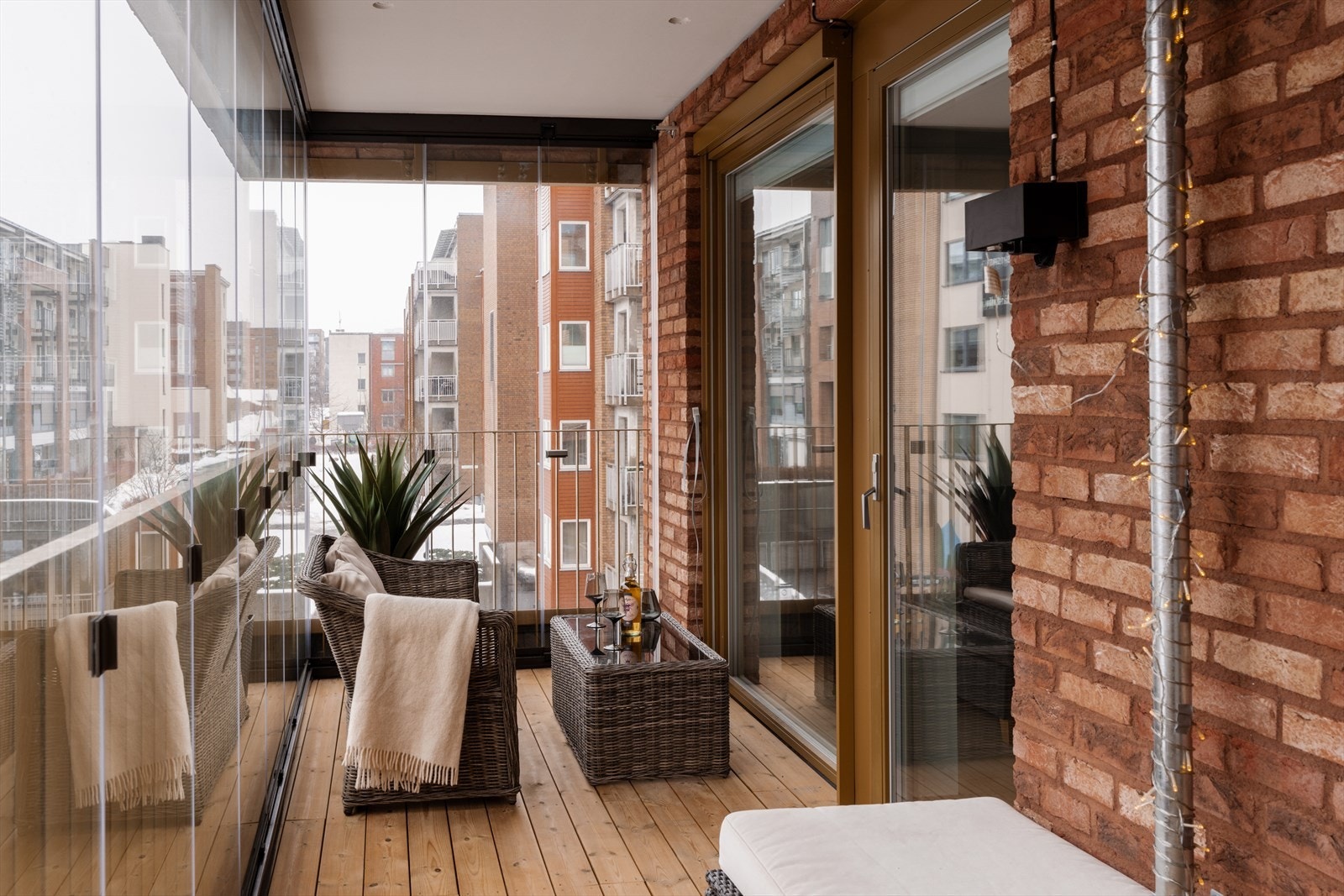 Balkongen fungerer som en naturlig forlengelse av boligen i sommerhalvåret og har god plass til utemøbler, spisebord, grill og beplantning. Galleribilde