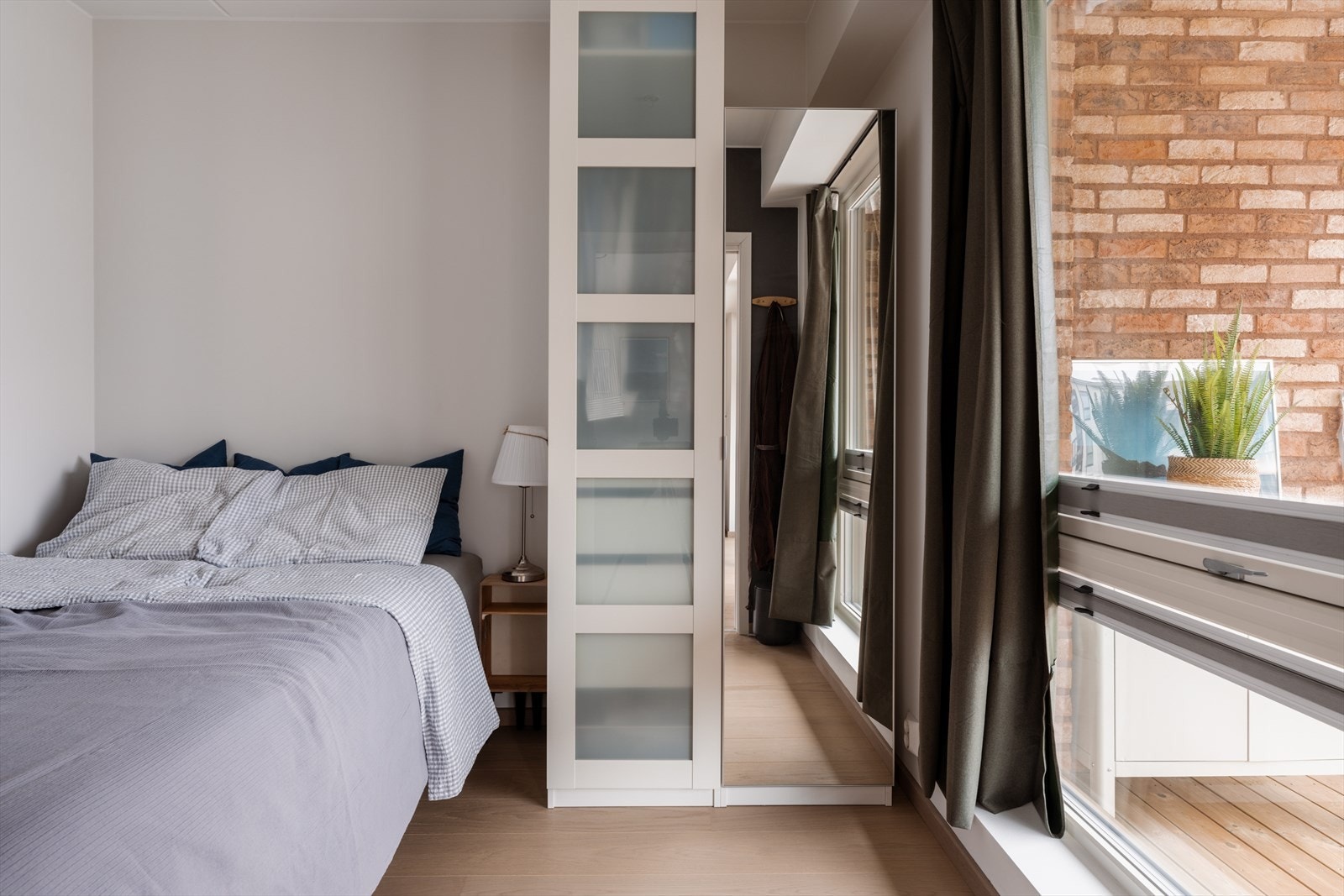 Soverom 1 med god plass til dobbeltseng og garderobeskap. Galleribilde