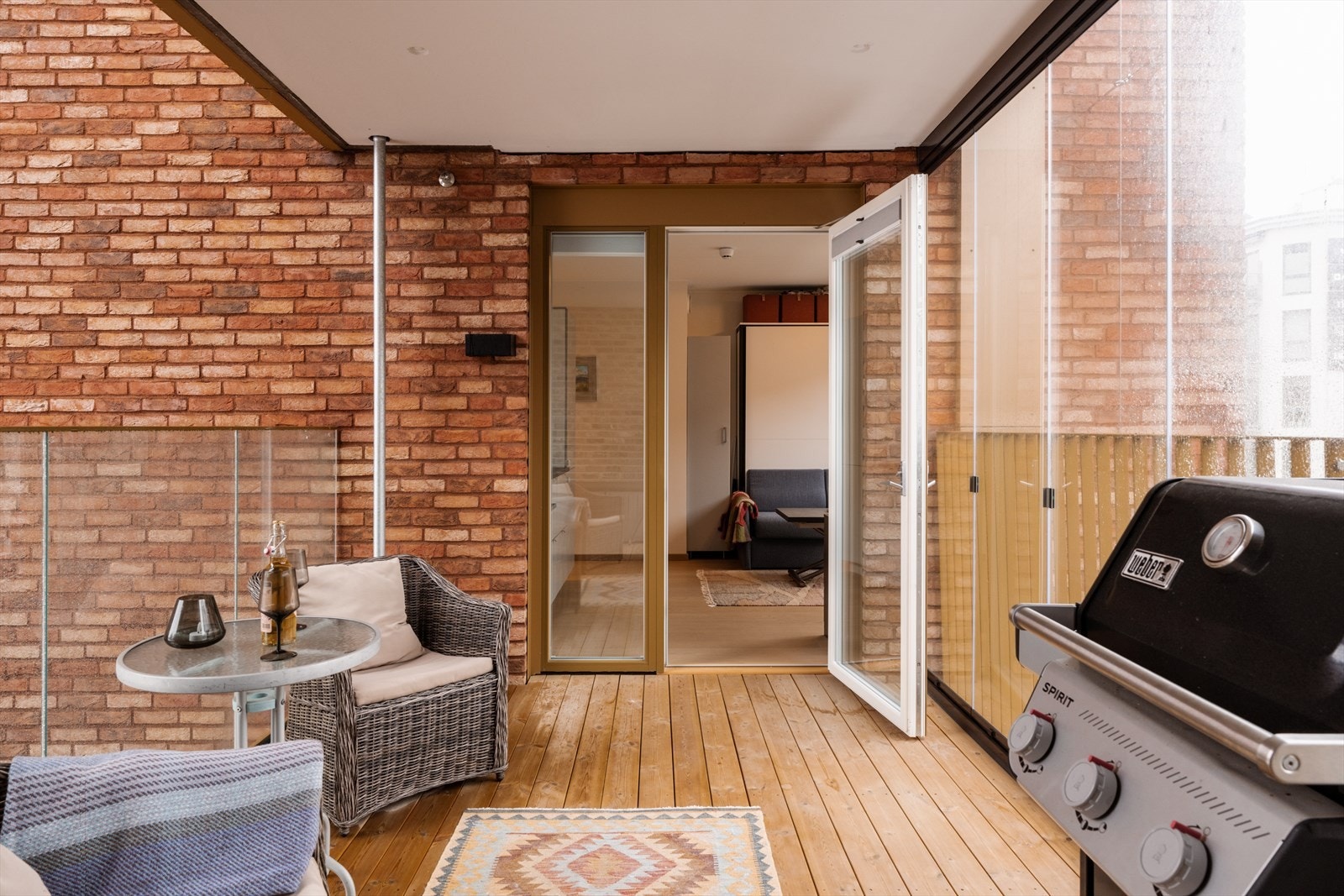 Her er det god plass til utemøblement. Balkongen er også delvis innglasset. Galleribilde