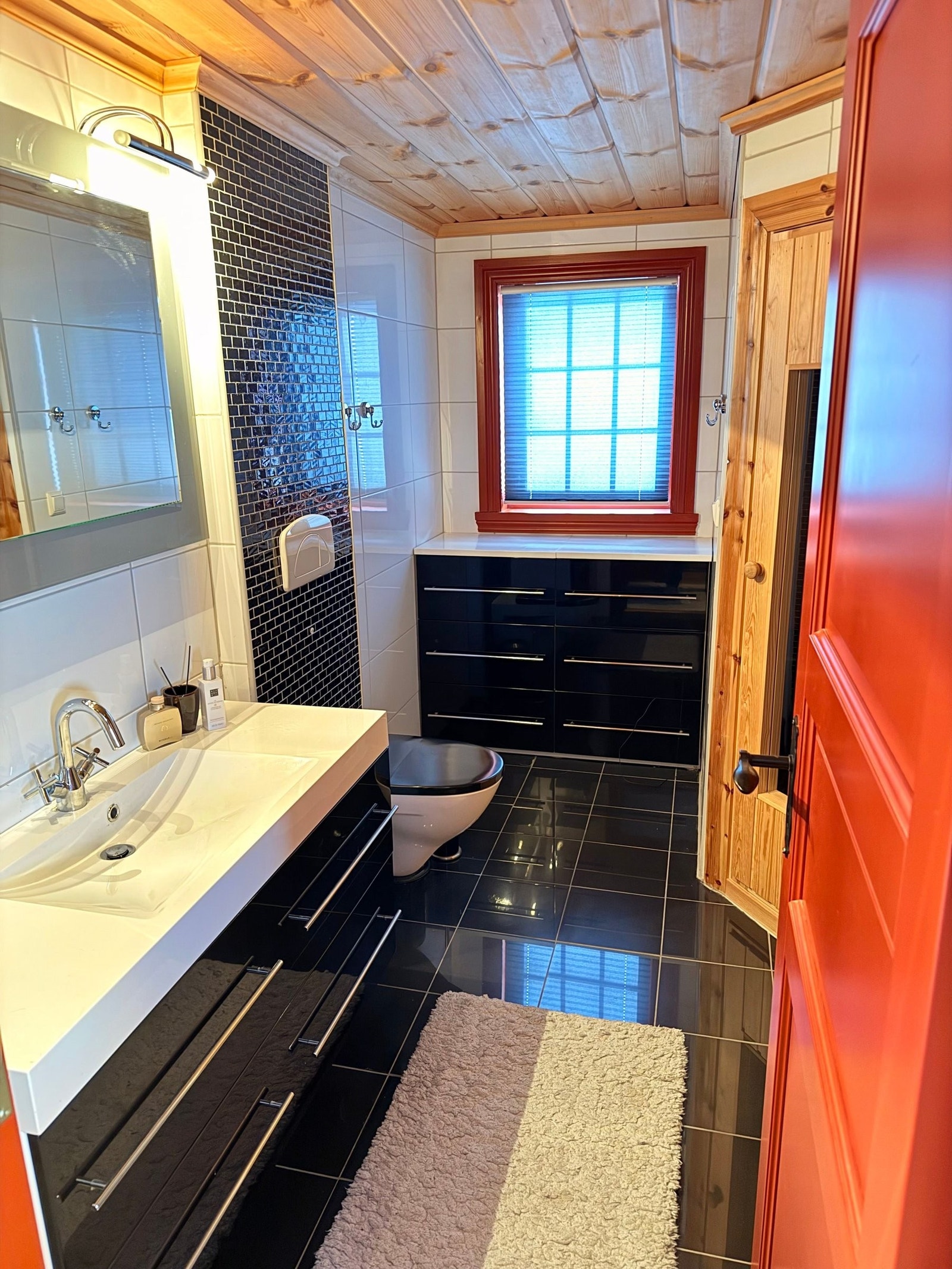 Flott og moderne bad i hovedetasje med badstu, ovn og varmekabler i gulvet. Galleribilde