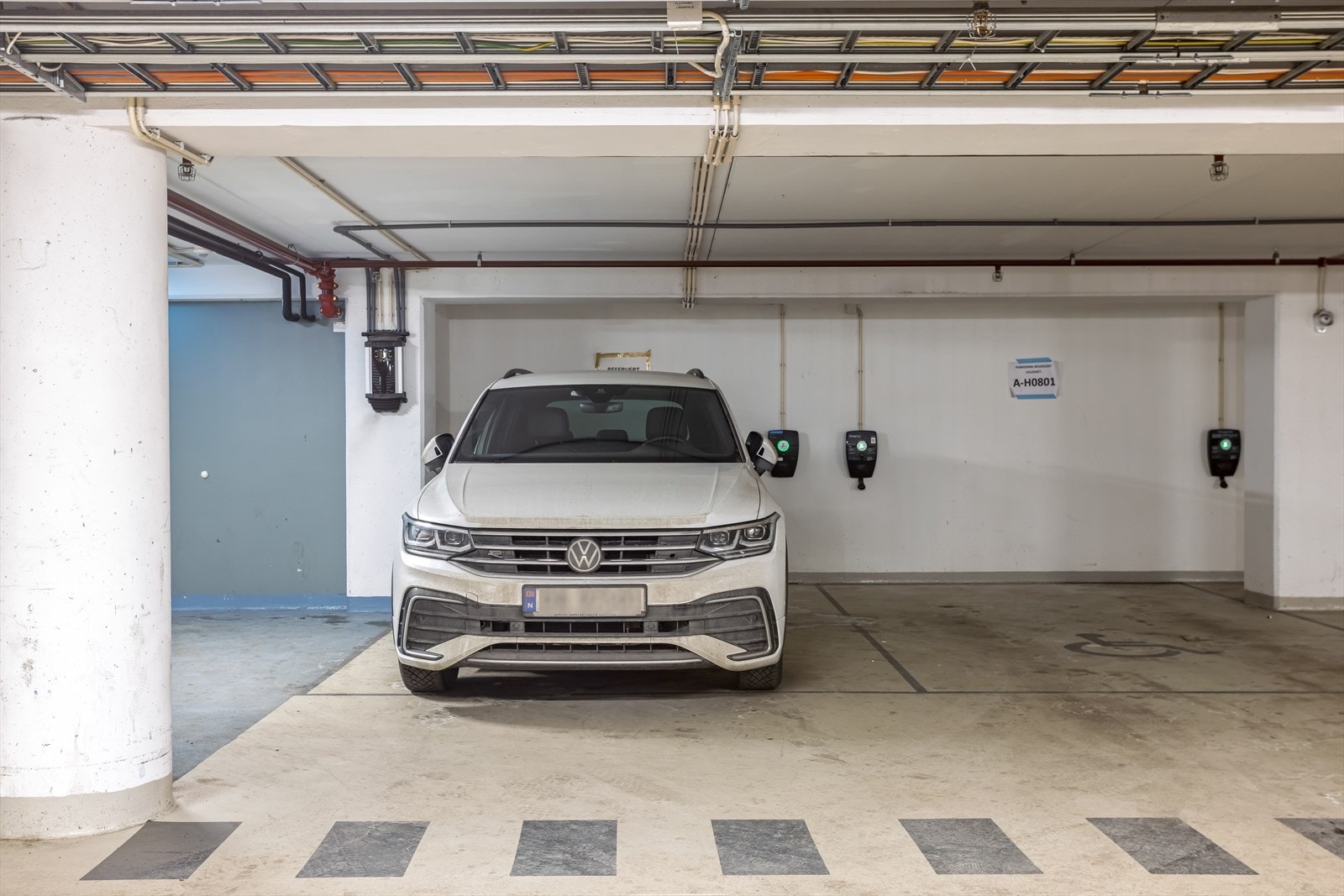 Det er mulighet for kjøp av en større HC garasjeplass med el-lader Galleribilde