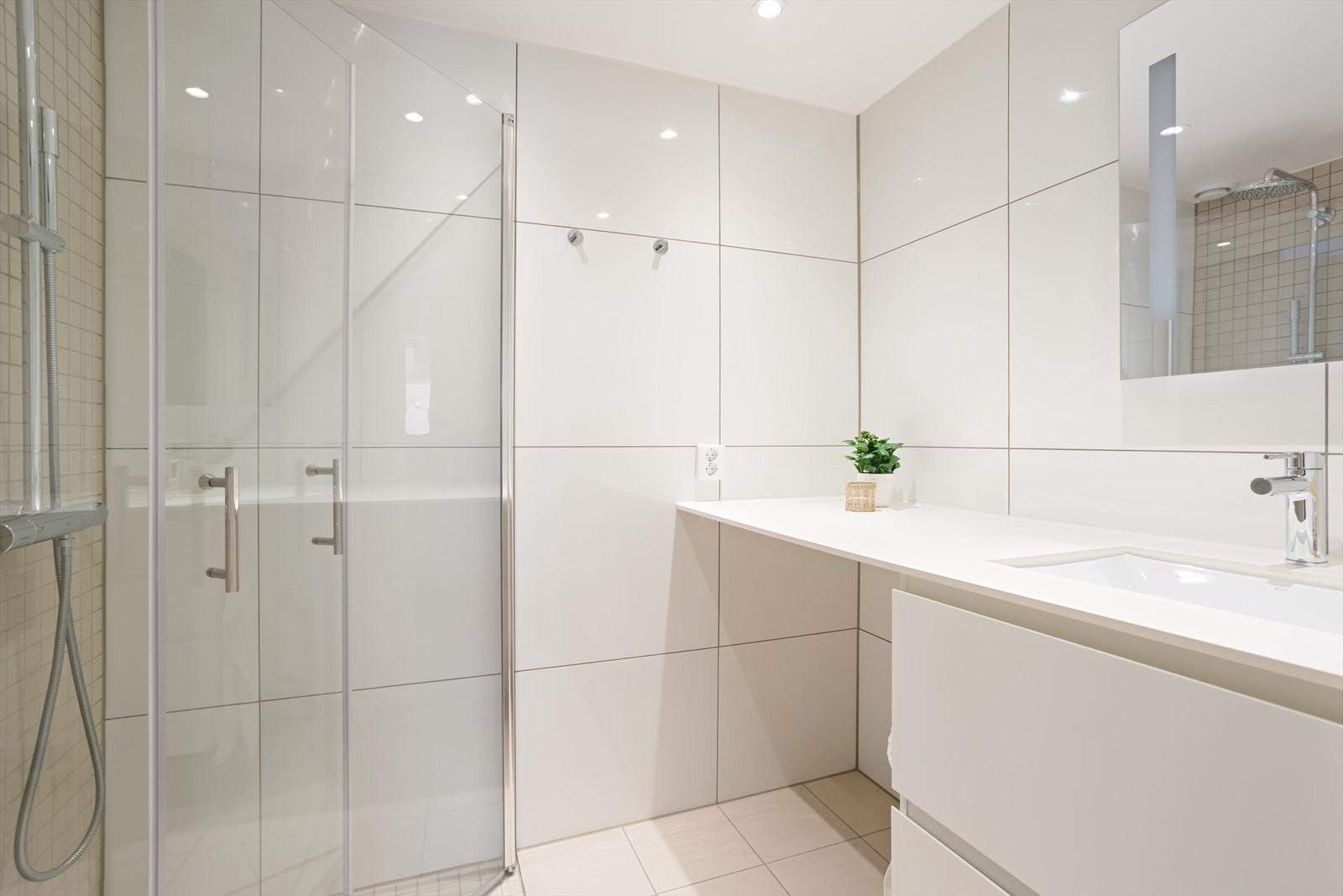 Lekkert og lyst baderom i direkte tilknytning til hovedsoverom Galleribilde