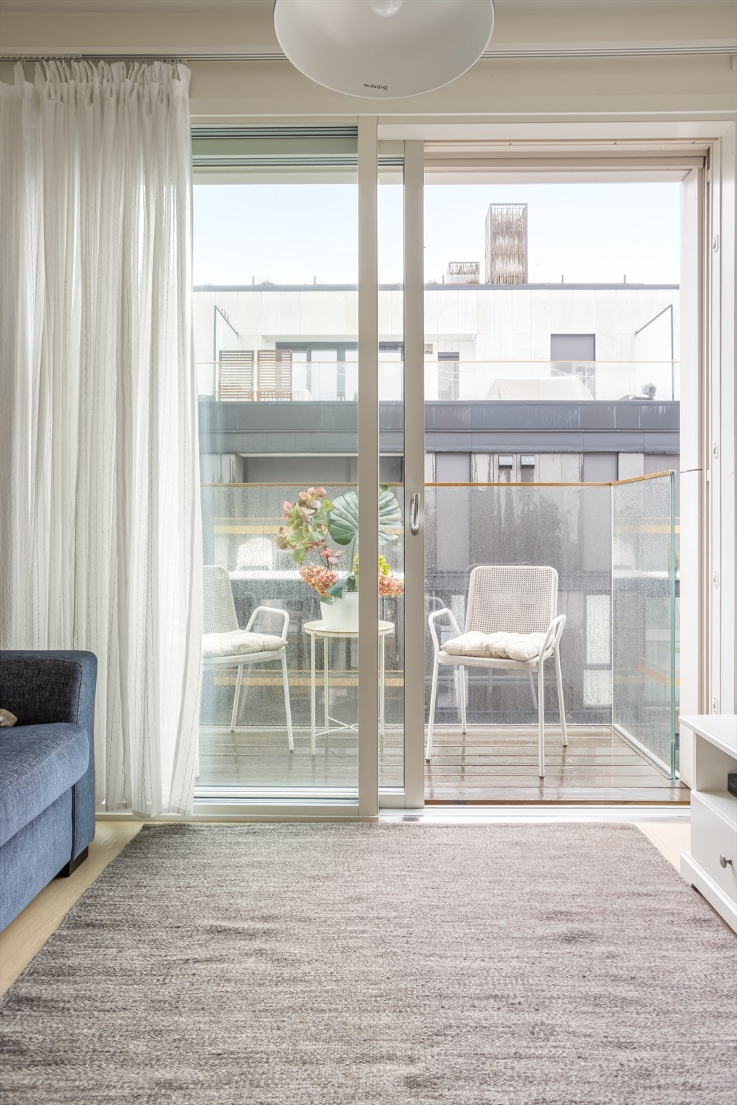 Soverom II - Store vindusflater og skyvedør ut til østvendt balkong med fin morgensol og fjordgløtt Galleribilde