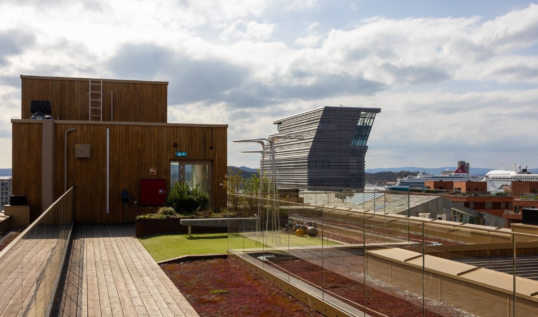 Flott felles takterrasse med sol fra morgen til kveld. Det er flere fine sittegrupper, treningsområde og solsenger Galleribilde
