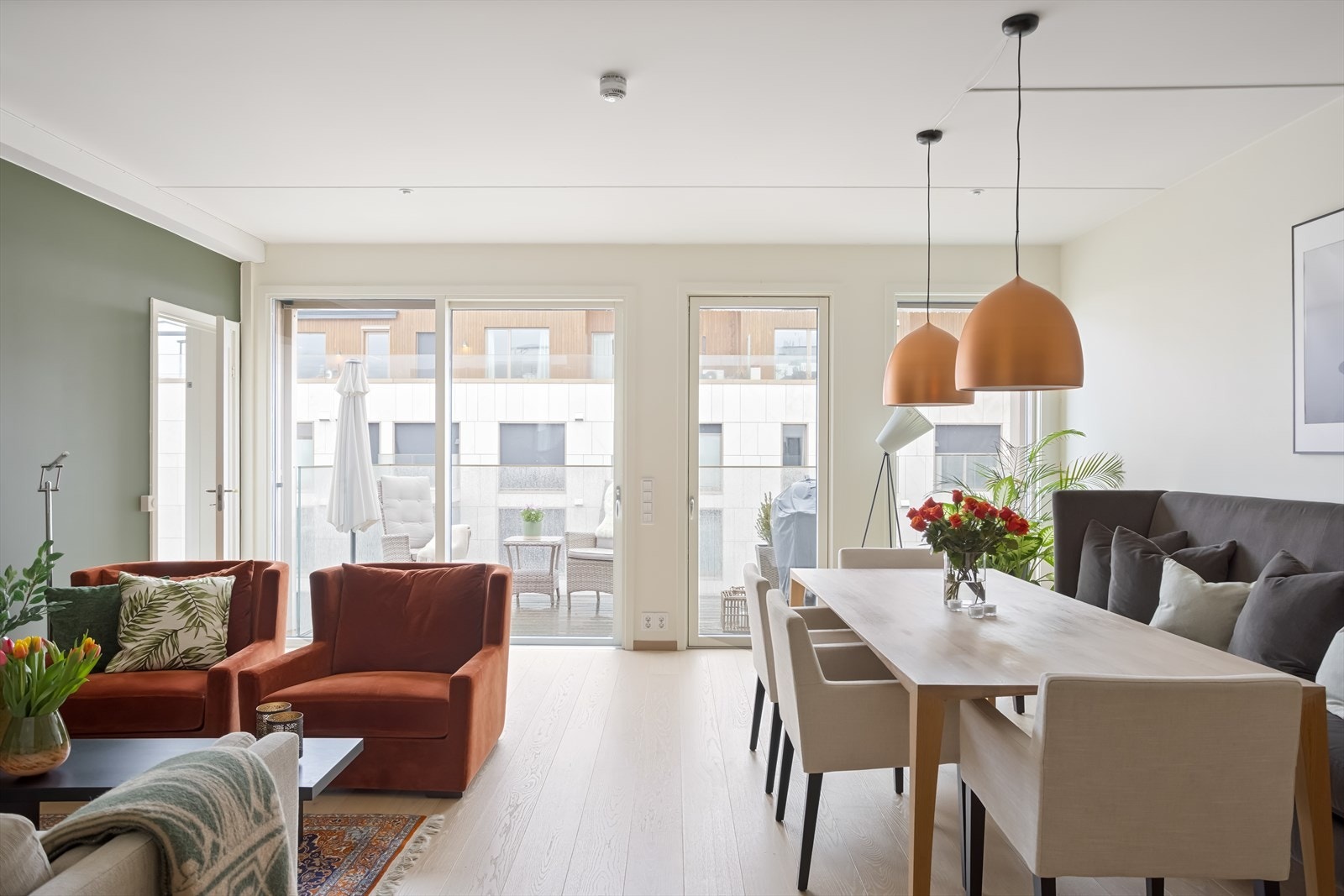 Boligen er pent malt i en delikat fargepalett som passer godt til den lyse eikeparketten Galleribilde