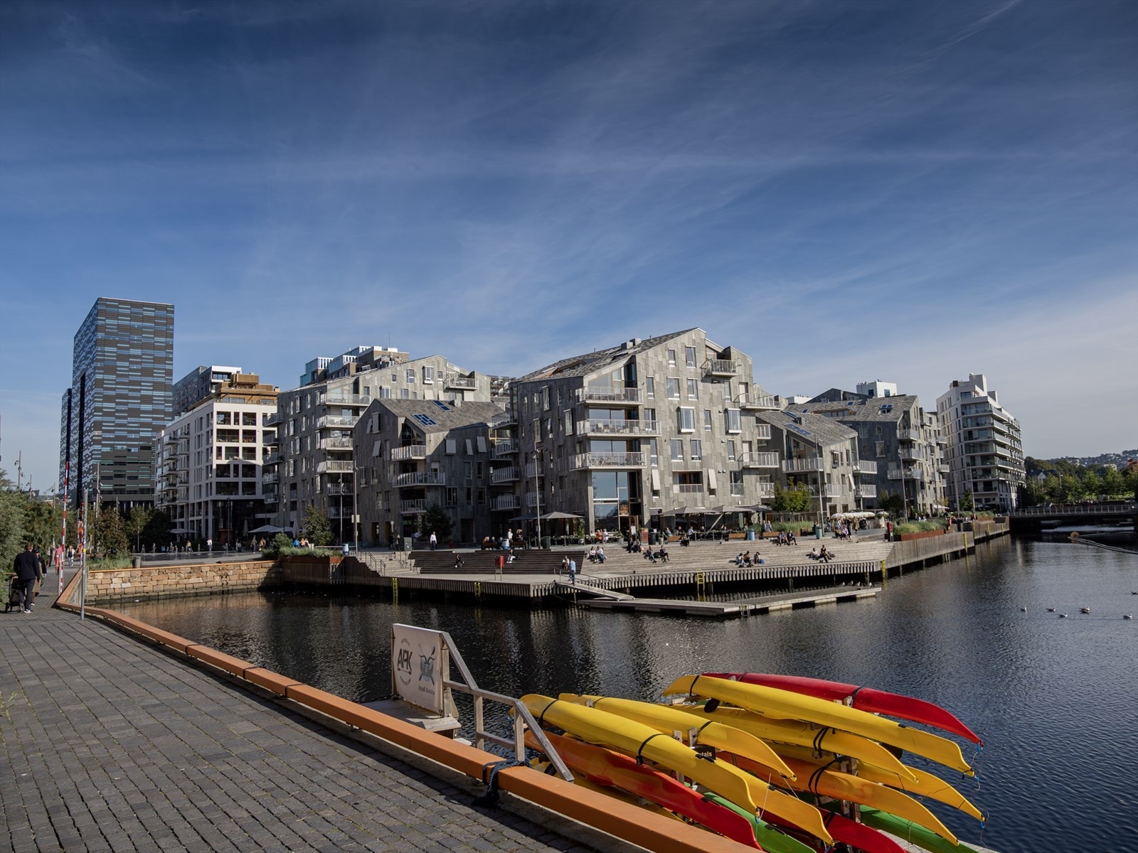 Nærhet til sjøen, midt i byen! Flere gode bademuligheter i umiddelbar nærhet med badebrygge rett utenfor, Operastranda, Sørenga m.m. Galleribilde