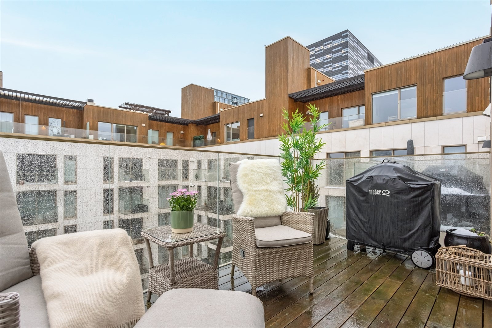 Boligen vender ut mot det rolige gårdsrommet - Godt trukket unna støy fra gate og vei Galleribilde