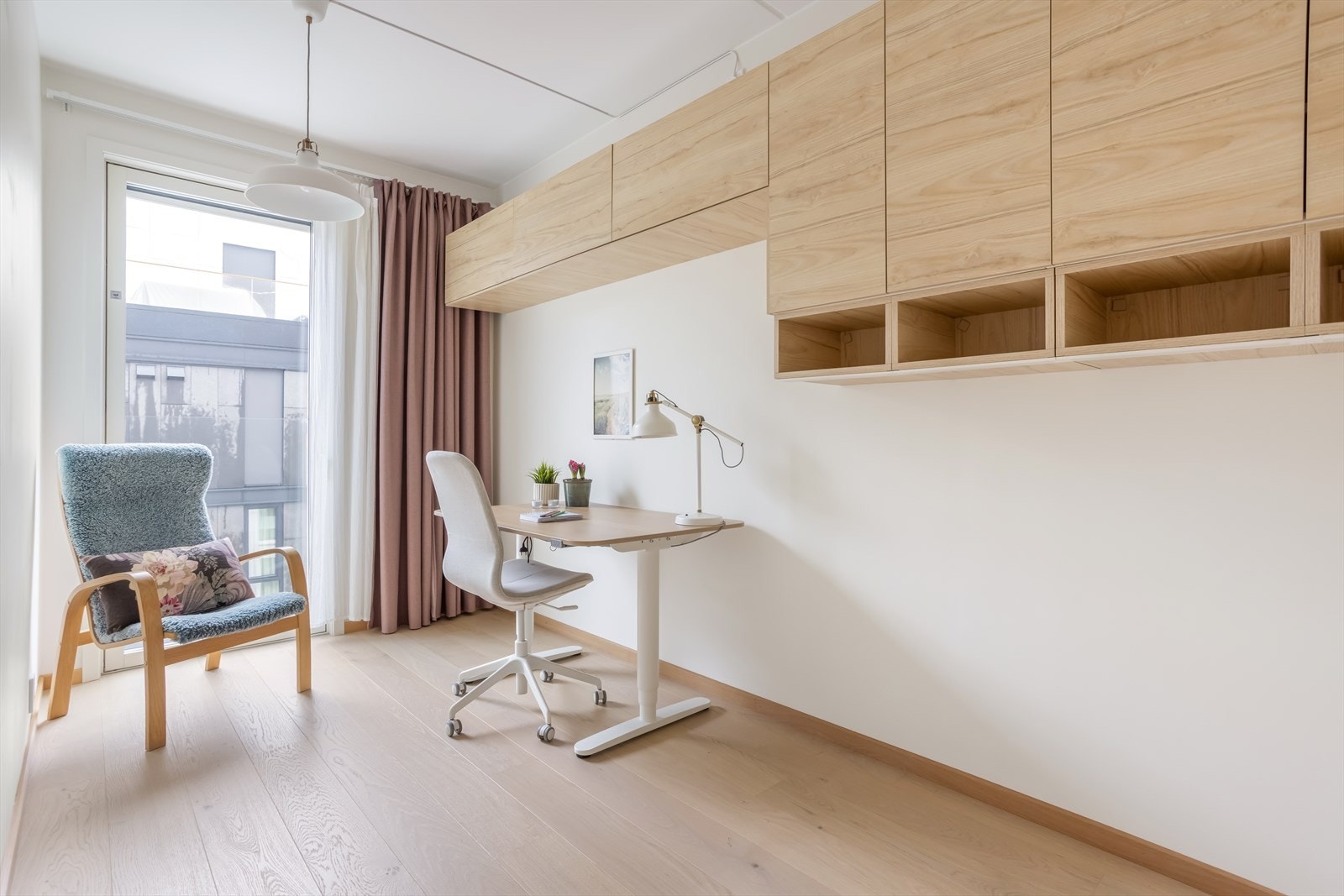 Soverom III er av god størrelse og har god lagring i plassbygde skap Galleribilde