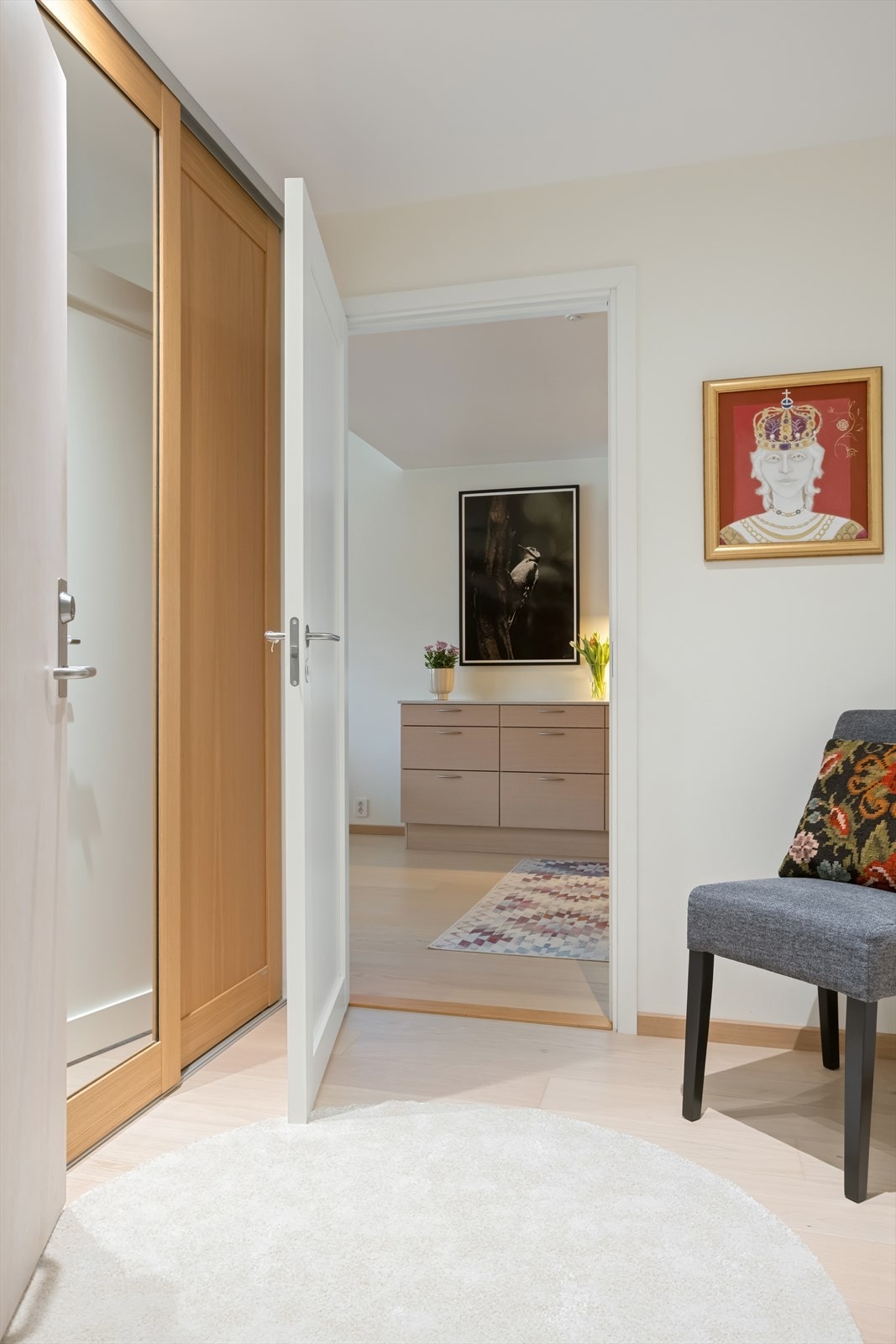 Velkommen inn - Innbydende gang med skyvedørsgarderobe og inngang til baderom Galleribilde