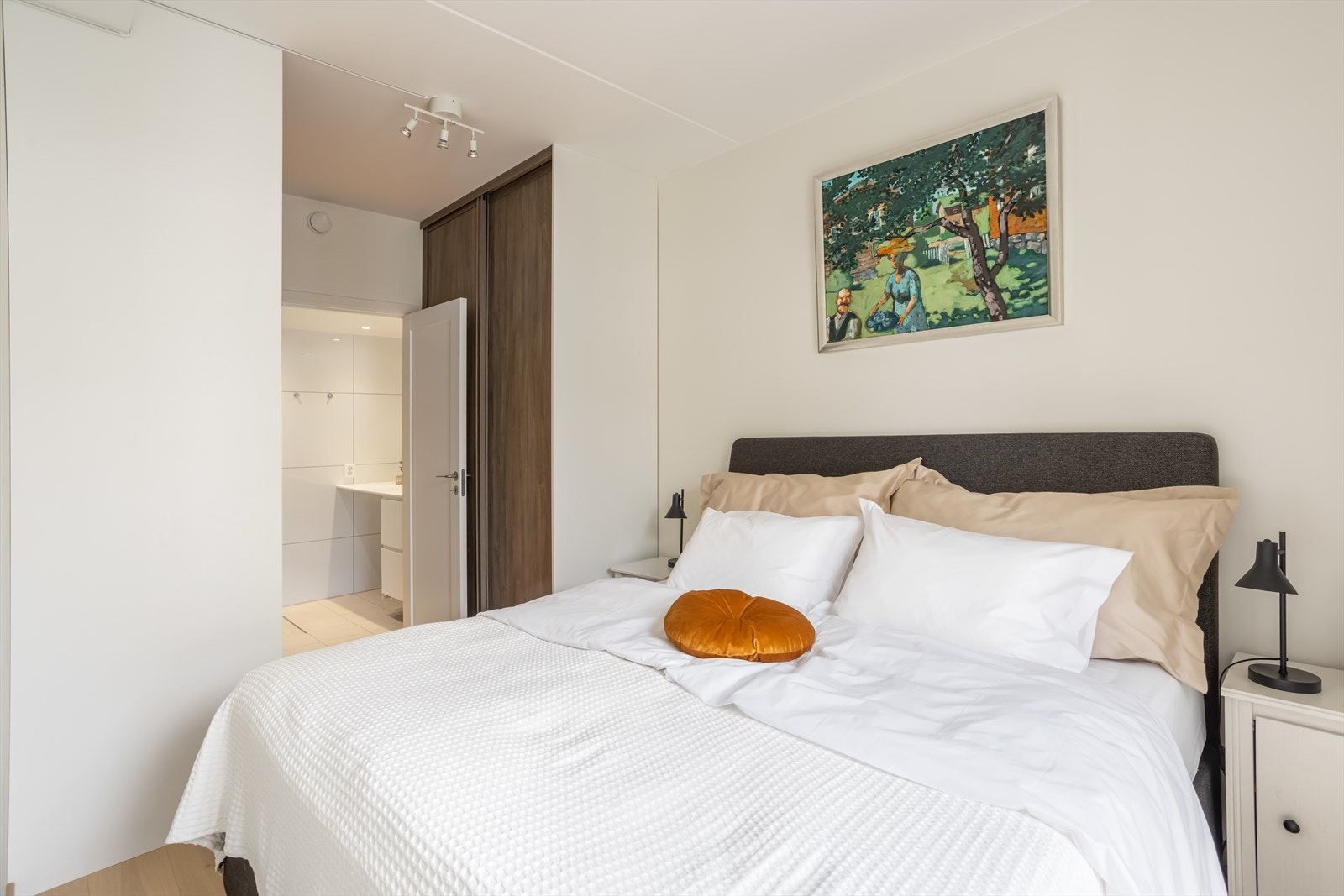 Det er svært godt med lagringsplass i garderobeskap på begge sider av veggen mot badet Galleribilde