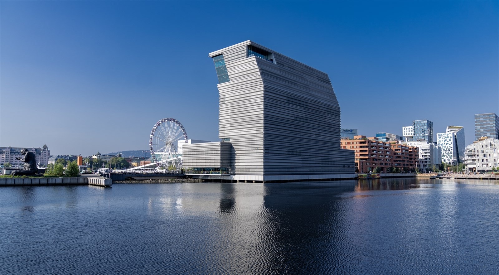 Umiddelbar nærhet til Oslo S, kommunikasjon og flytog m.m. Et rikt shoppingtilbud med Norges mest eksklusive handlegater og kjøpesentre i nærheten Galleribilde