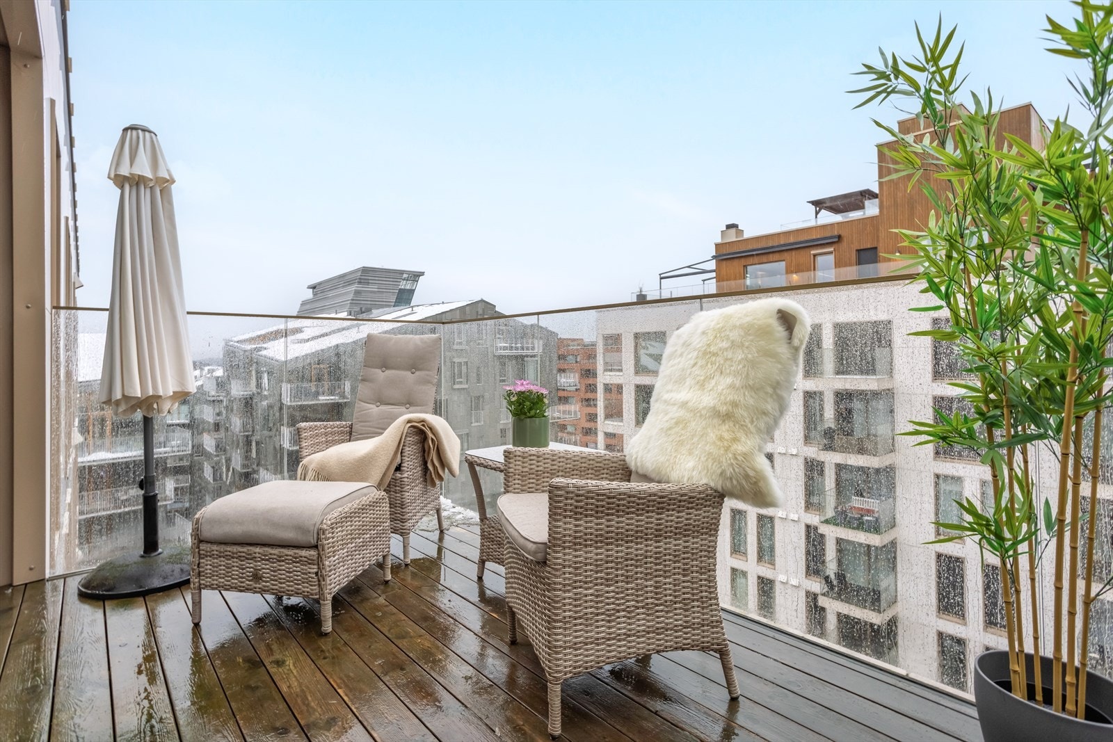 Balkongen har god plass til sittegruppe eller spisebord og grill Galleribilde