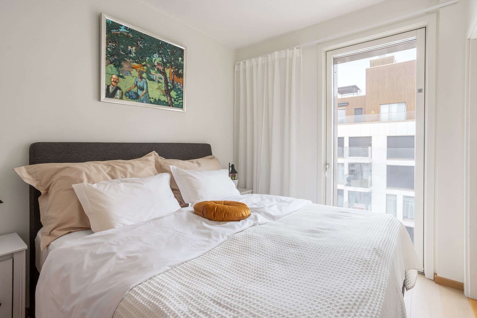 Hovedsoverom med garderobeskap og inngang til eget baderom Galleribilde