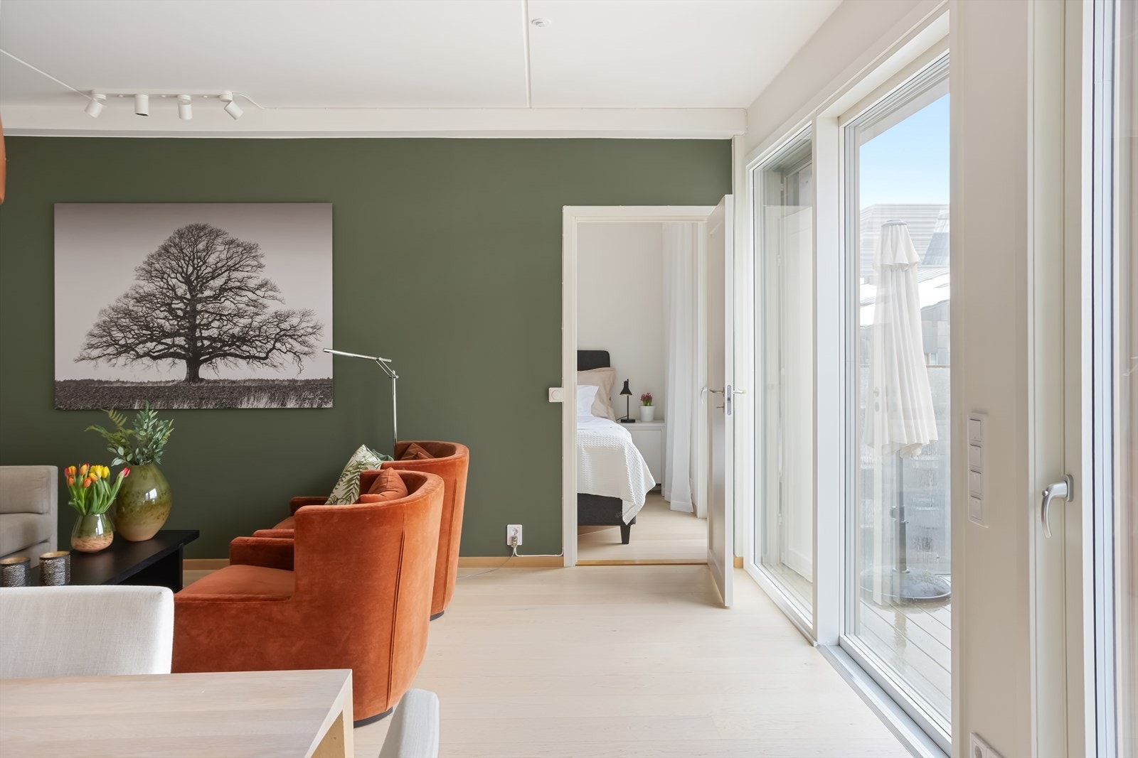 Store vindusflater gir et fantastisk innslipp av lys i hele boligen Galleribilde