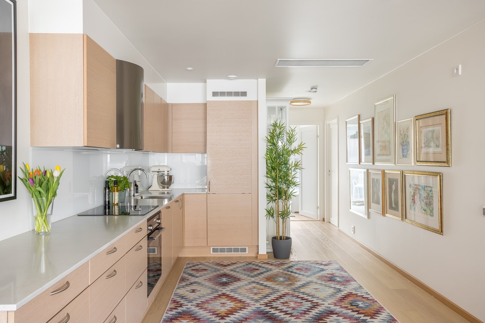 Integrerte hvitevarer og rikelig med både skap- og benkeplass Galleribilde