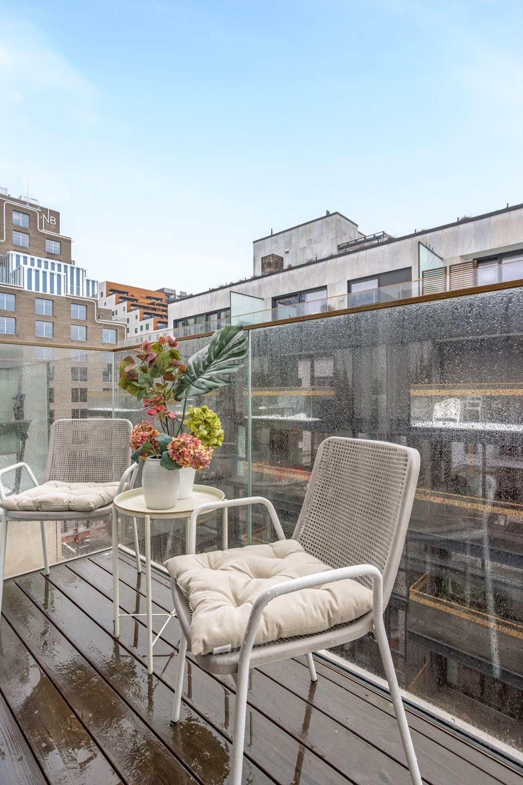 Østvendt balkong ca 2 kvm med plass til hyggelig sittegruppe - perfekt for morgenkaffen! Galleribilde